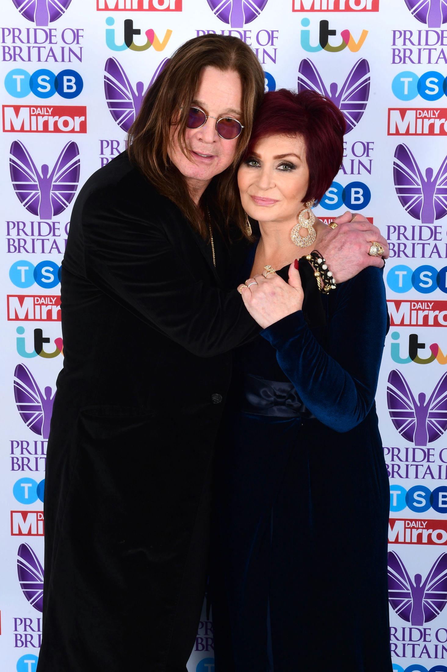 ROCKEPAR: Ozzy Osbourne sammen med kona og manageren Sharon Osbourne på rød løper i 2017. Foto: Ian West/Pa Photos.