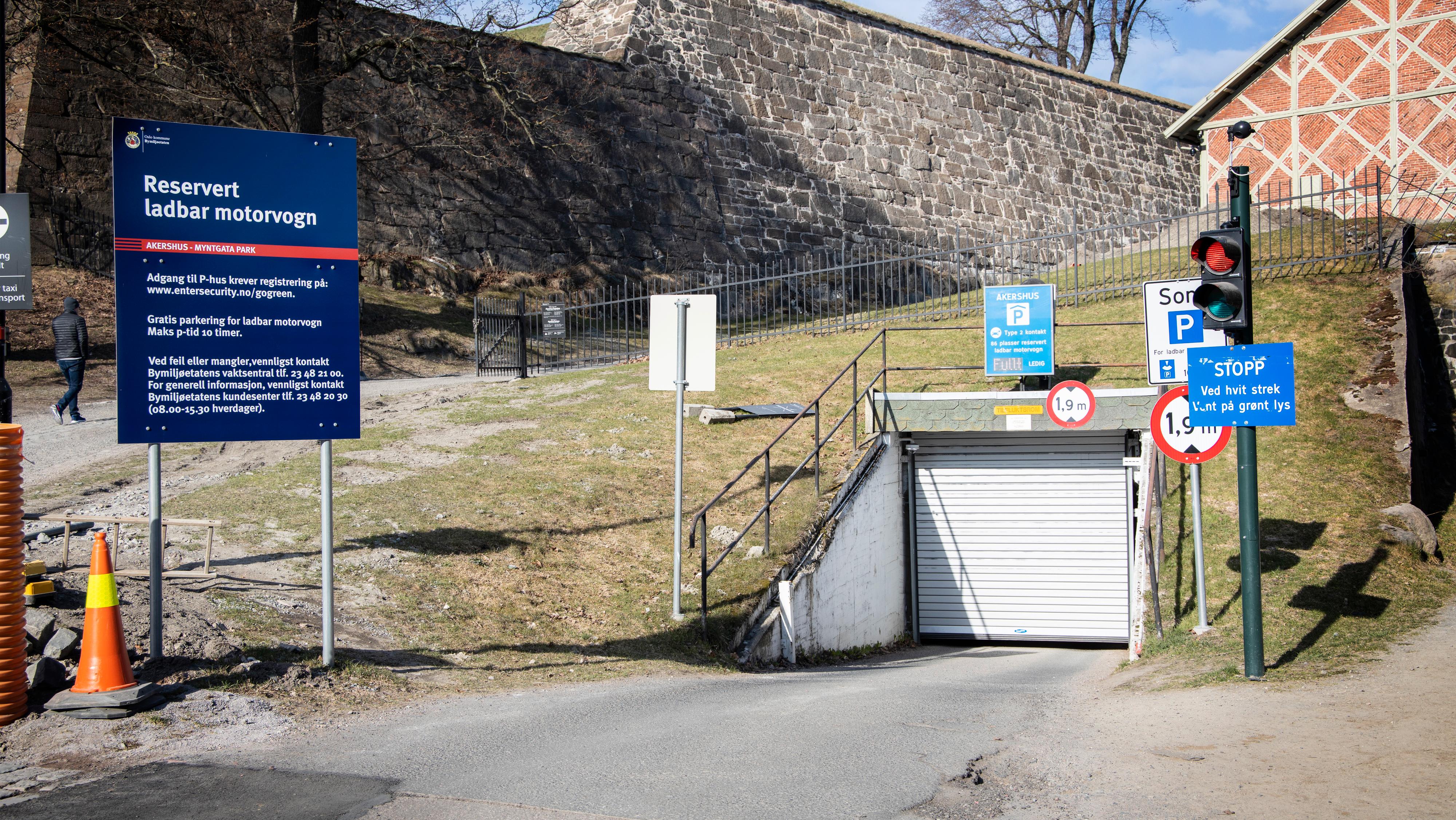 Denne ladegarasjen under Akershus festning er i praksis den eneste kommunale ladeparkeringen som gjenstår for privatbiler i Oslo sentrum. Den er stort sett full fra i sjutiden om morgenen på hverdager.