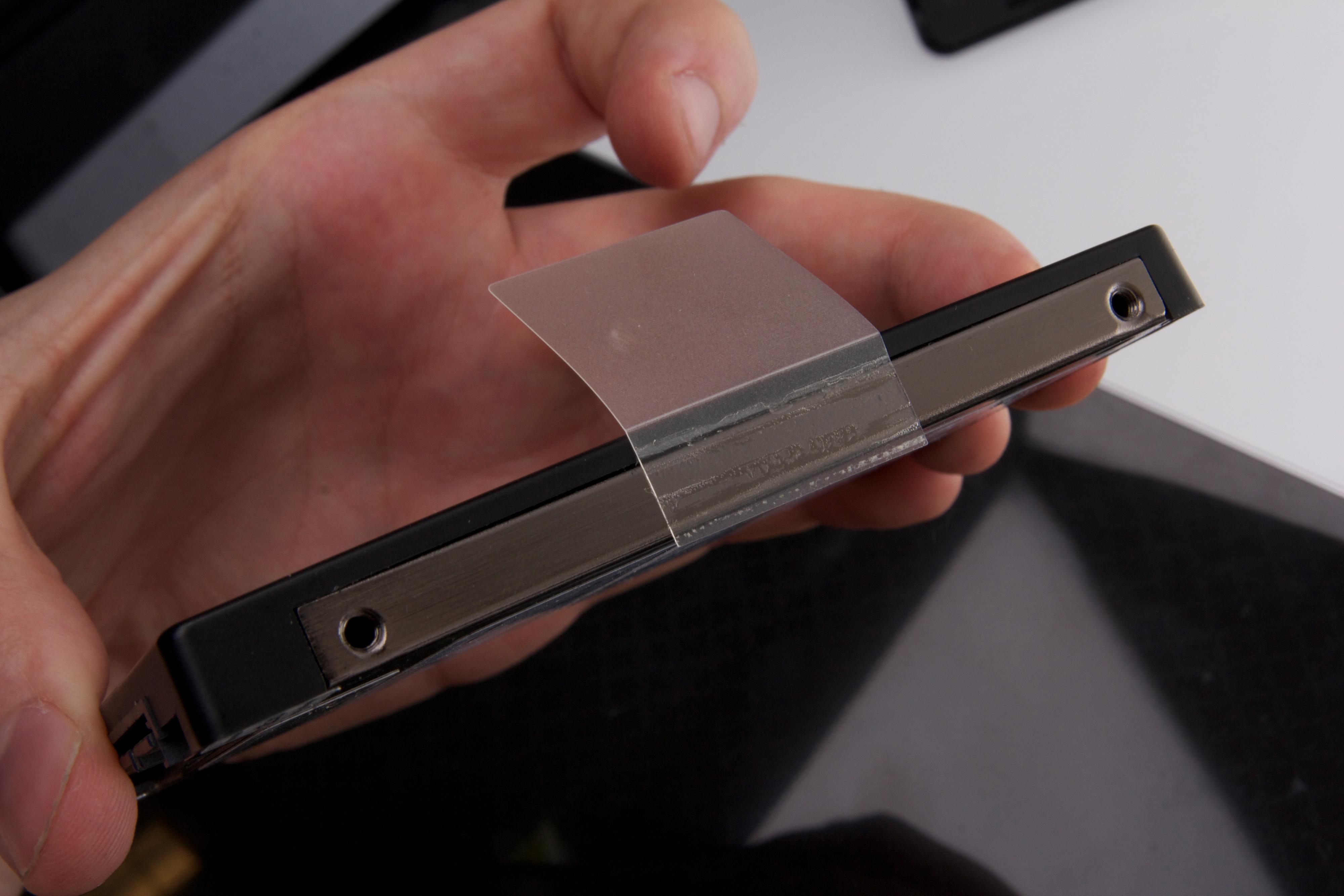 Sett plastfliken på den nye SSD-en din, slik at det blir lettere å ta den ut i framtiden.Foto: Niklas Plikk, Hardware.no