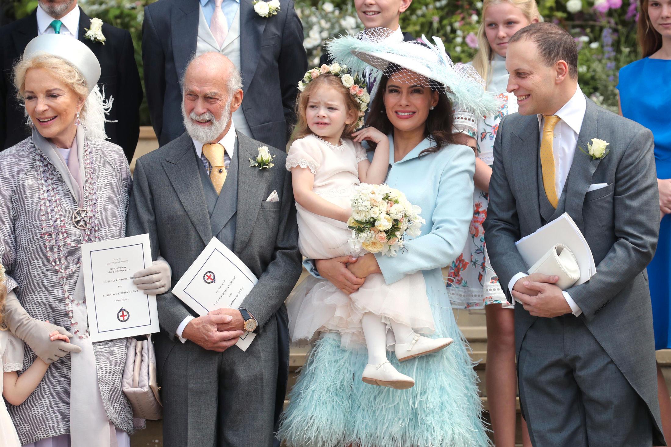 FAMILIE: Moren og faren til bruden, prinsesse og prins av Kent, sammen med skuespillerinne Sophie Winkleman som er gift med broren Lord Frederick Windsor. Foto: PA Photos Windsor Castle.