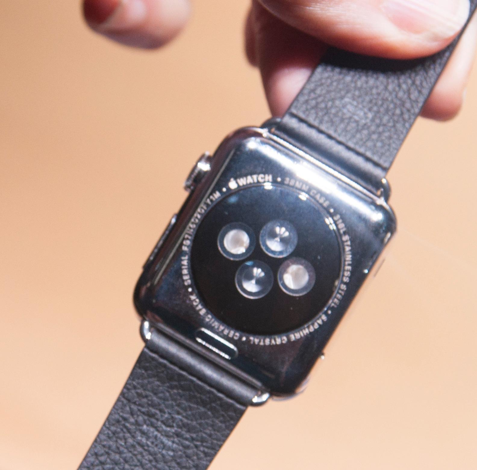 På undersiden har klokken pulssensor som brukes i kombinasjon med treningsappen Apple har laget. Den kan også fôre tredjeparts treningsapper.Foto: Finn Jarle Kvalheim, Amobil.no