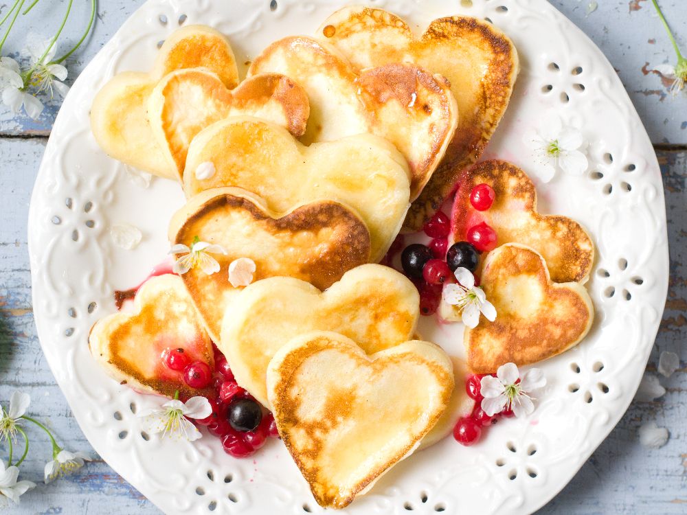 Hjärtformade pannkakor är enkelt att göra och riktigt romantiskt att servera till frukost.