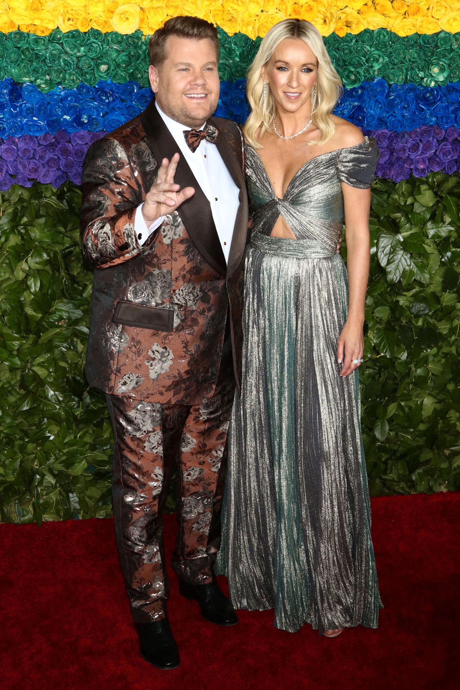 EKTEPAR: James Corden i dress fra Dolce and Gabbana og kona Julia Carey i J. Mendel. Foto: Pa Photos