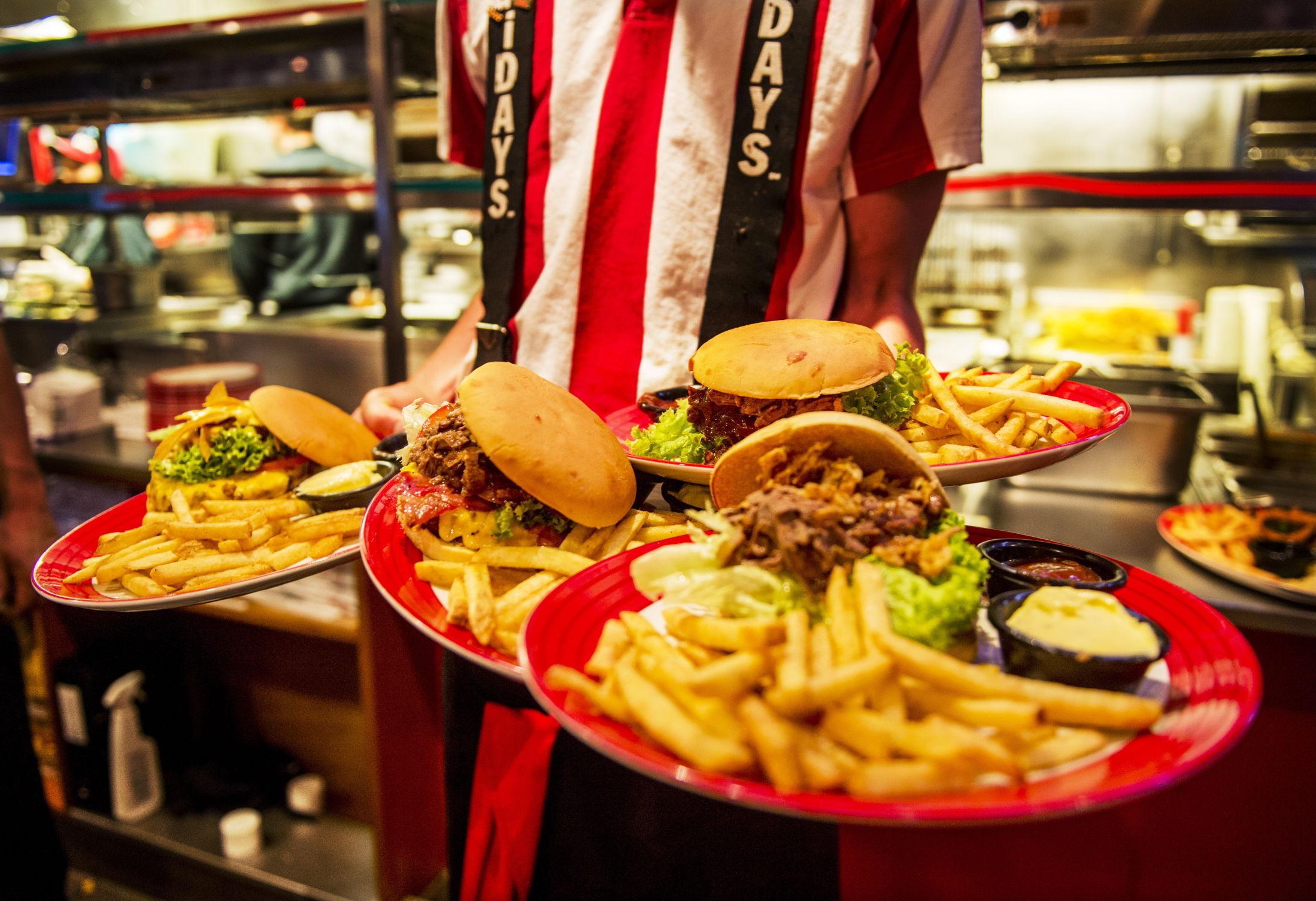 ALLTID FREDAG: Amerikanske burgere i flere varianter og fries er fast inventar på menyen. Foto: Helge Mikalsen/VG