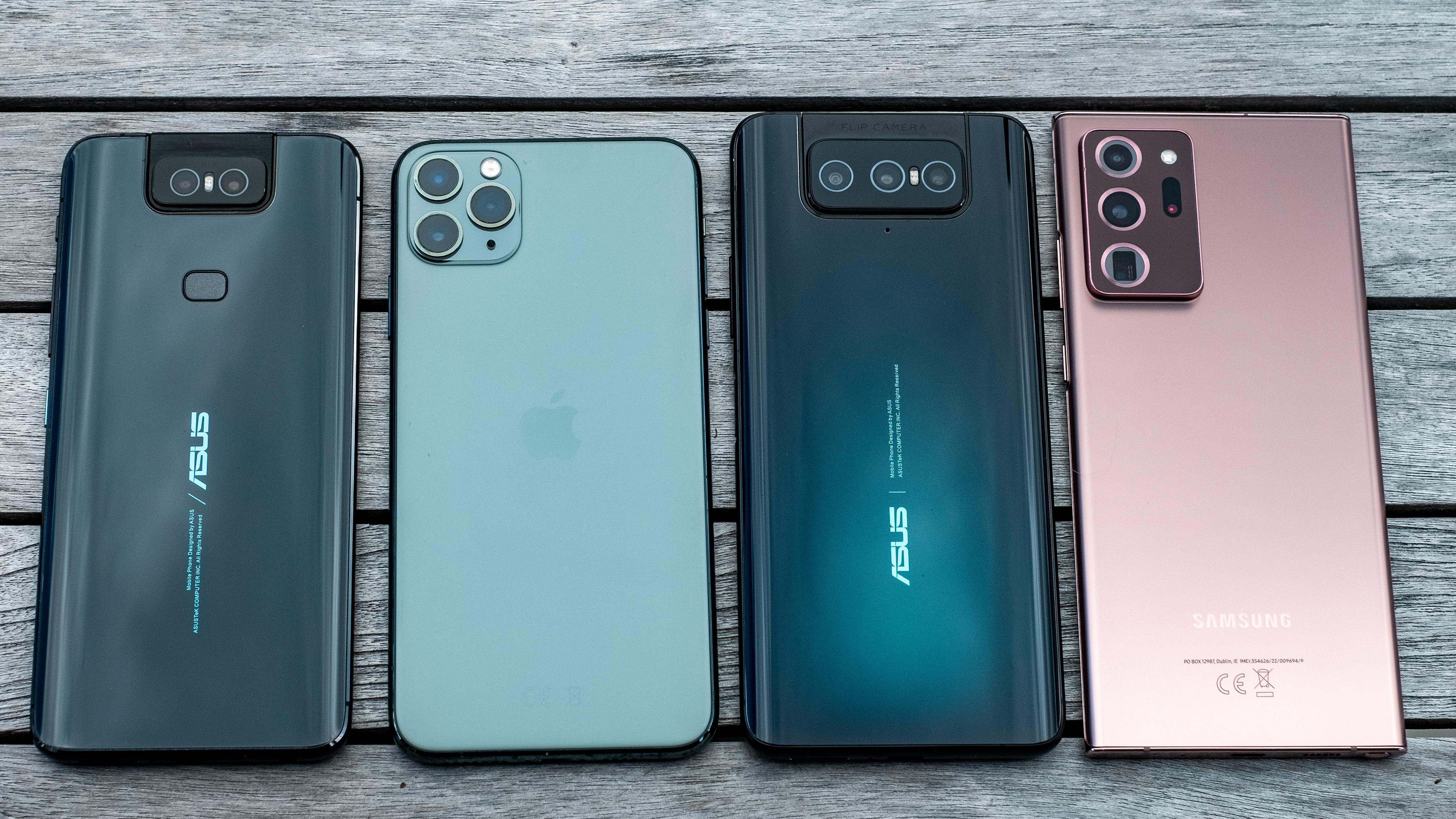 Fra venstre: Asus Zenfone 6, Apple iPhone 11 Pro Max, Asus Zenfone 7 og Samsung Galaxy Note 20 Ultra. Asusen er på størrelse med de aller største mobilene på markedet.