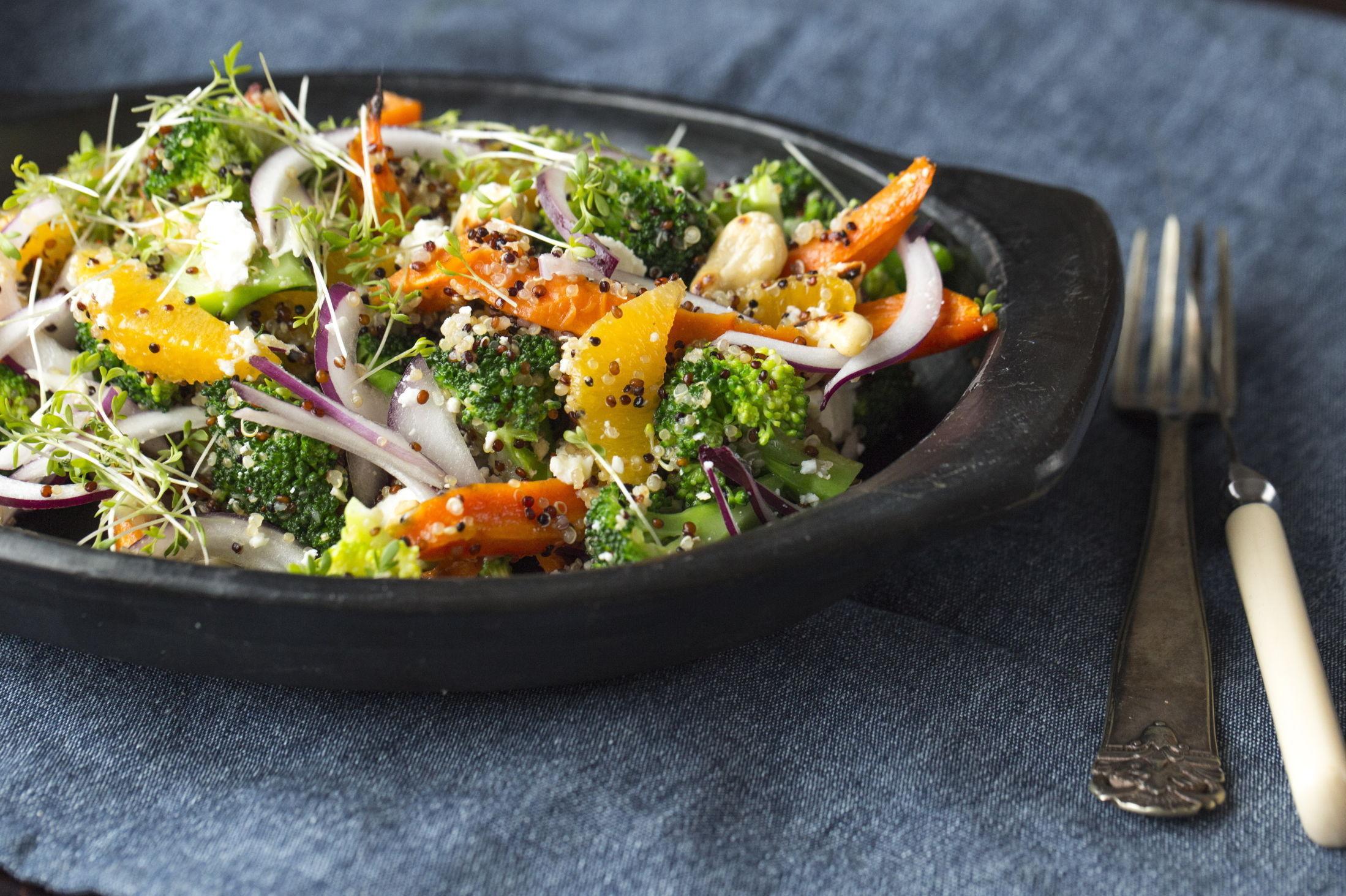 FEM OM DAGEN: Mettende salat trenger ikke å være kjedelig når den er fylt med gode grønnsaker. Oppskriften finner du her. Foto: Sara Johannessen / VG