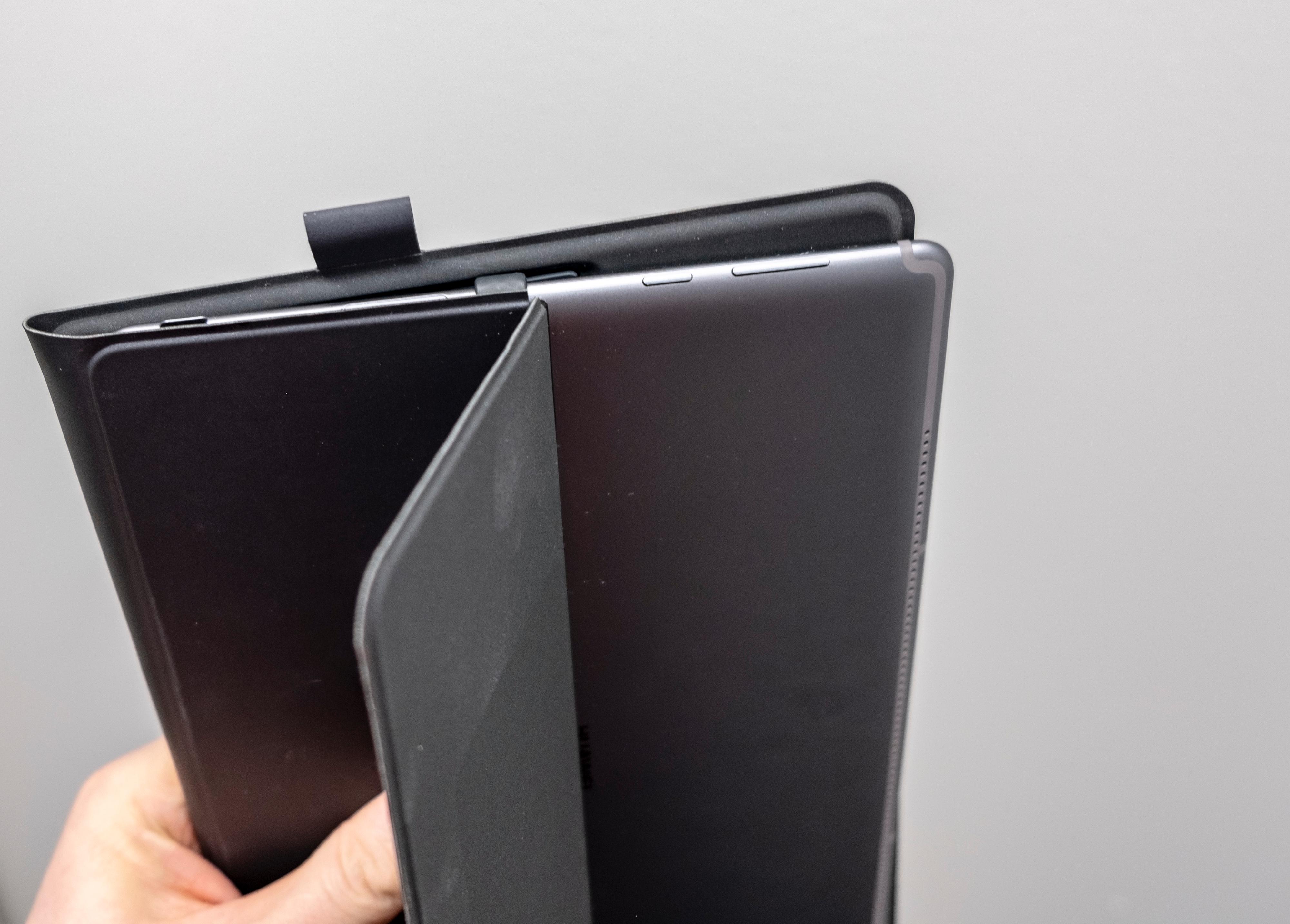 Stativet på baksiden av MediaPad M5 er smart, og kan settes i den vinkelen du måtte ønske. Ulempen er at det helst bør stå på et bord for å funke.