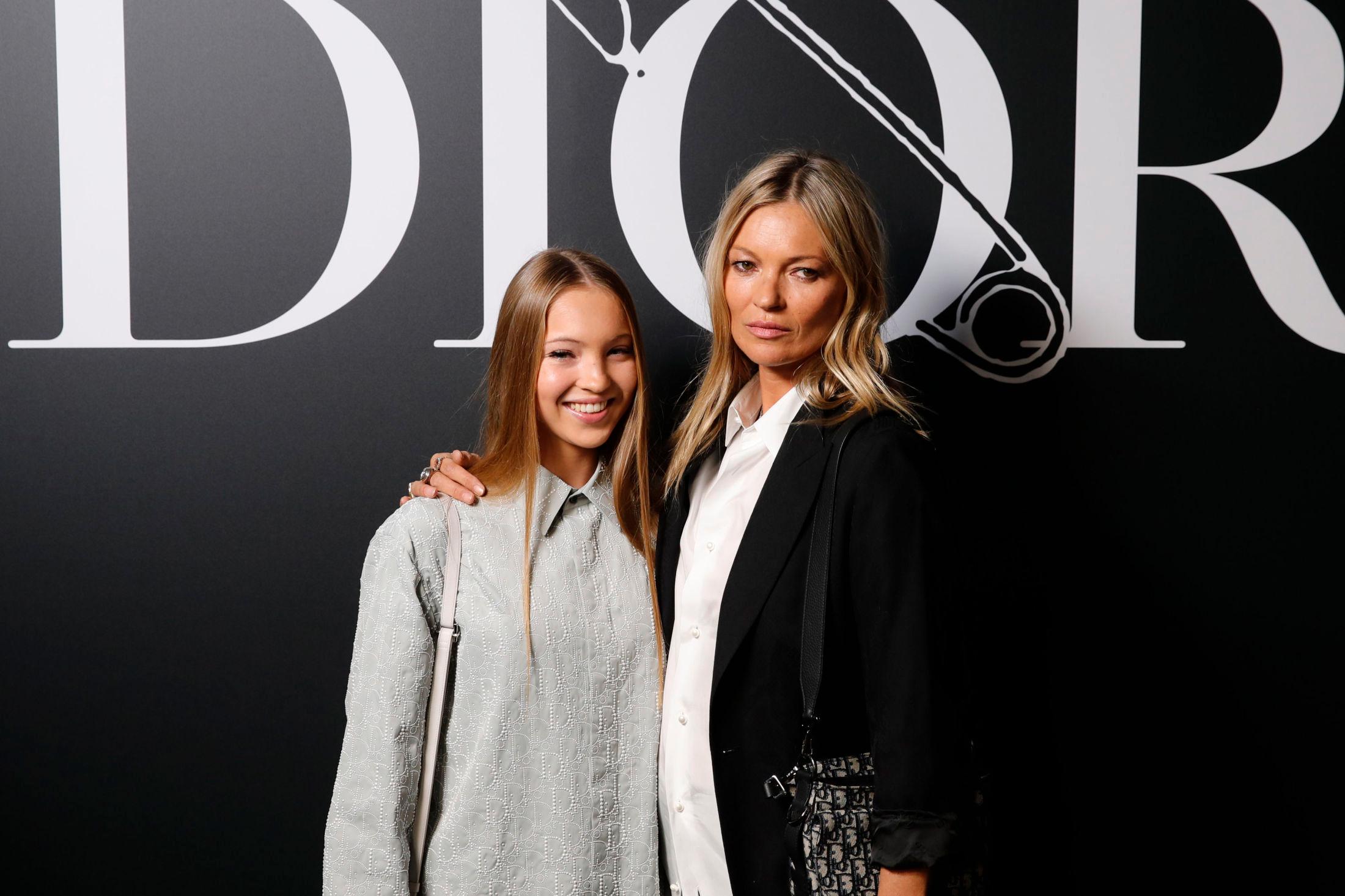 MED DATTEREN: Kate Moss sammen med Lila på Dior-visningen i januar 2020. Moss elsker fortsatt den klassiske hvite skjorten og blazeren. Foto: Christophe Ena, AP