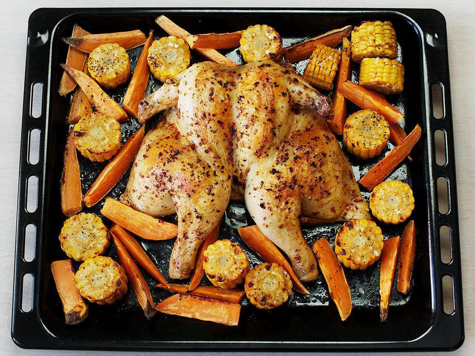GODT I OVNEN: Søtpotet er fantastisk bakt i ovnen, og sammen med kylling har du et enkelt og deilig måltid. Sjekk oppskriften her. Foto: Meny