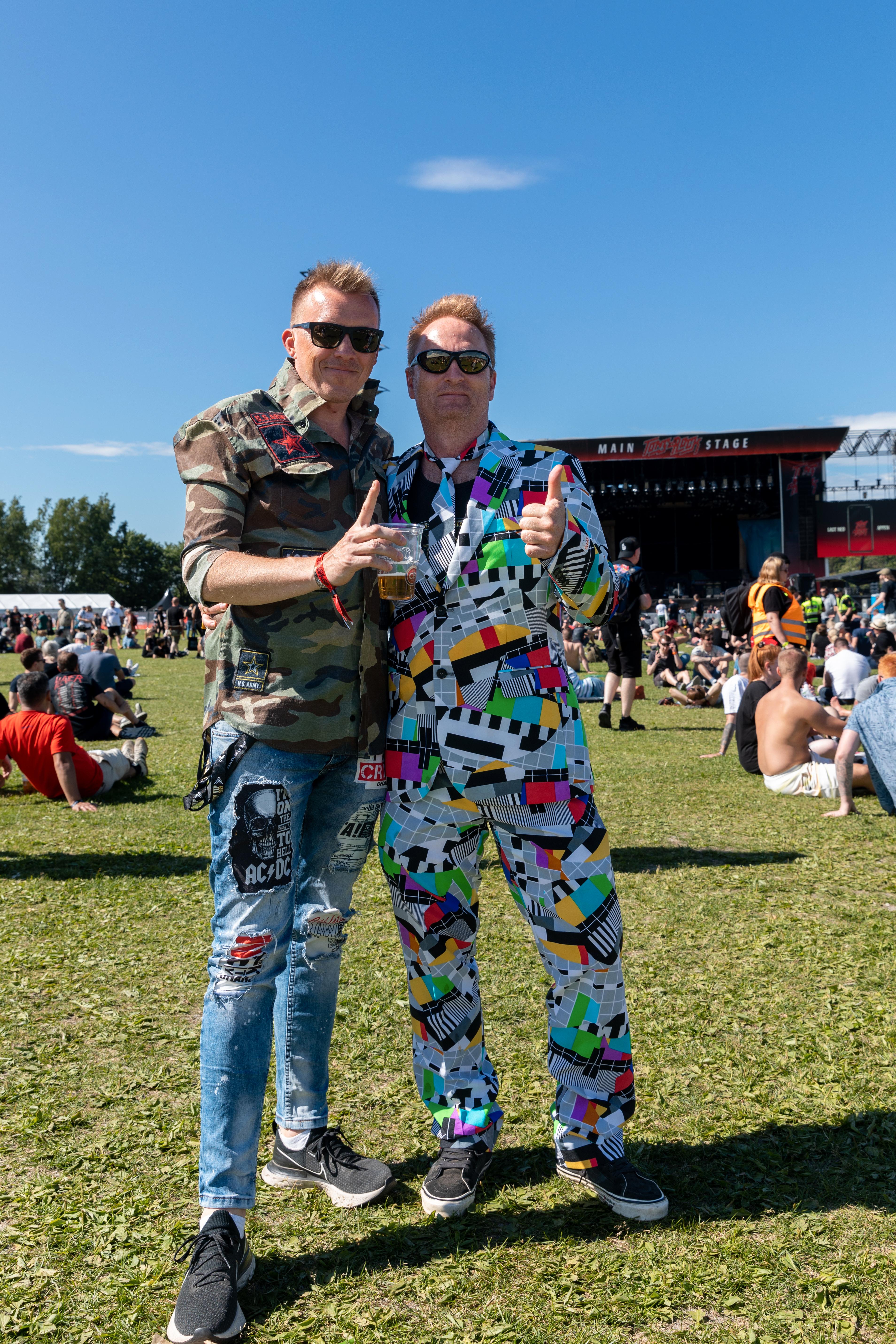 FESTIVALANTREKK: Kompisene Stein (t.h) og Bård (t.v.) har funnet frem sine festival-antrekk. 