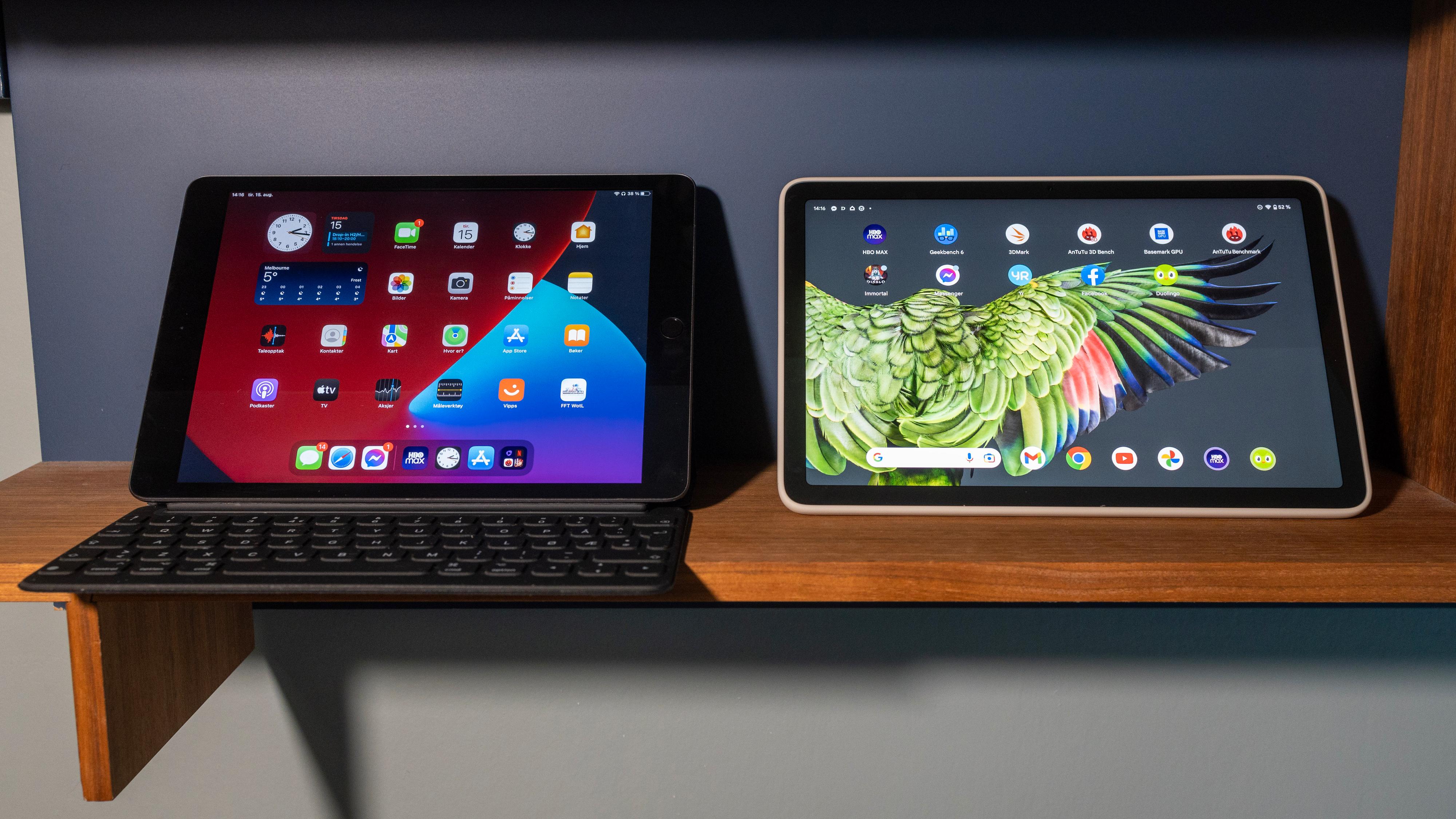 Pixel Tablet til høyre, sammen med iPad før den siste designoppdateringen. Google-brettet har et mer videovennlig skjermformat, men kanskje litt mindre praktisk til lesing og produktivitet. 