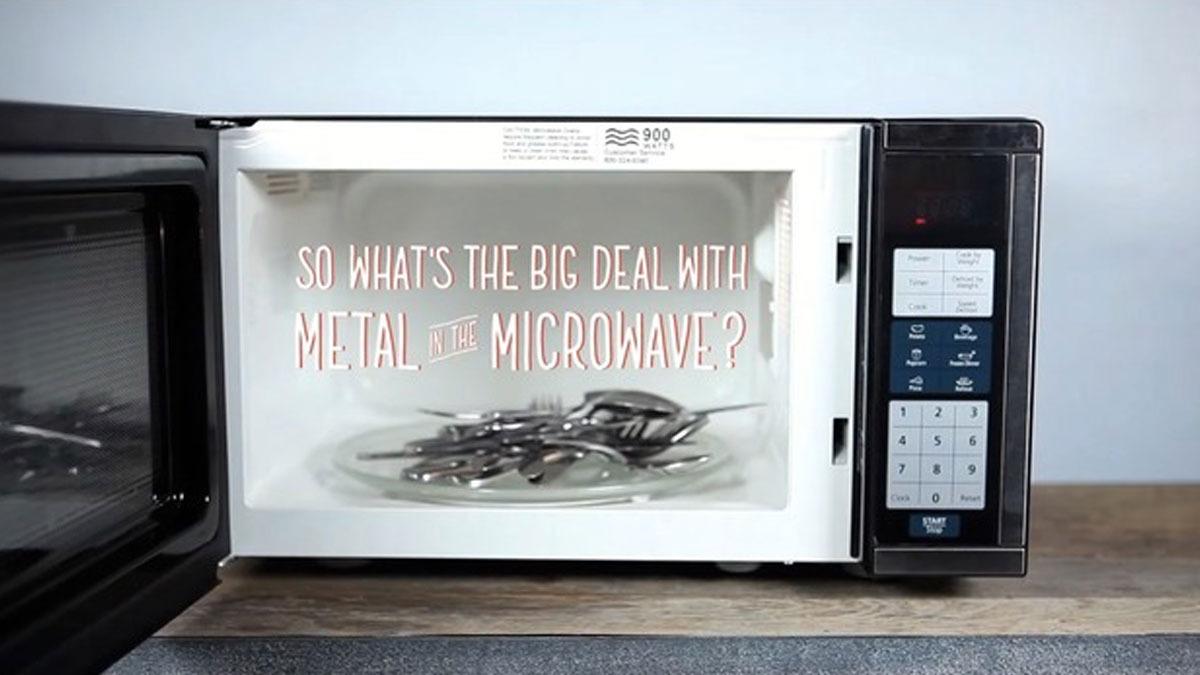 Hva skjer egentlig hvis du putter metall i mikrobølgeovnen