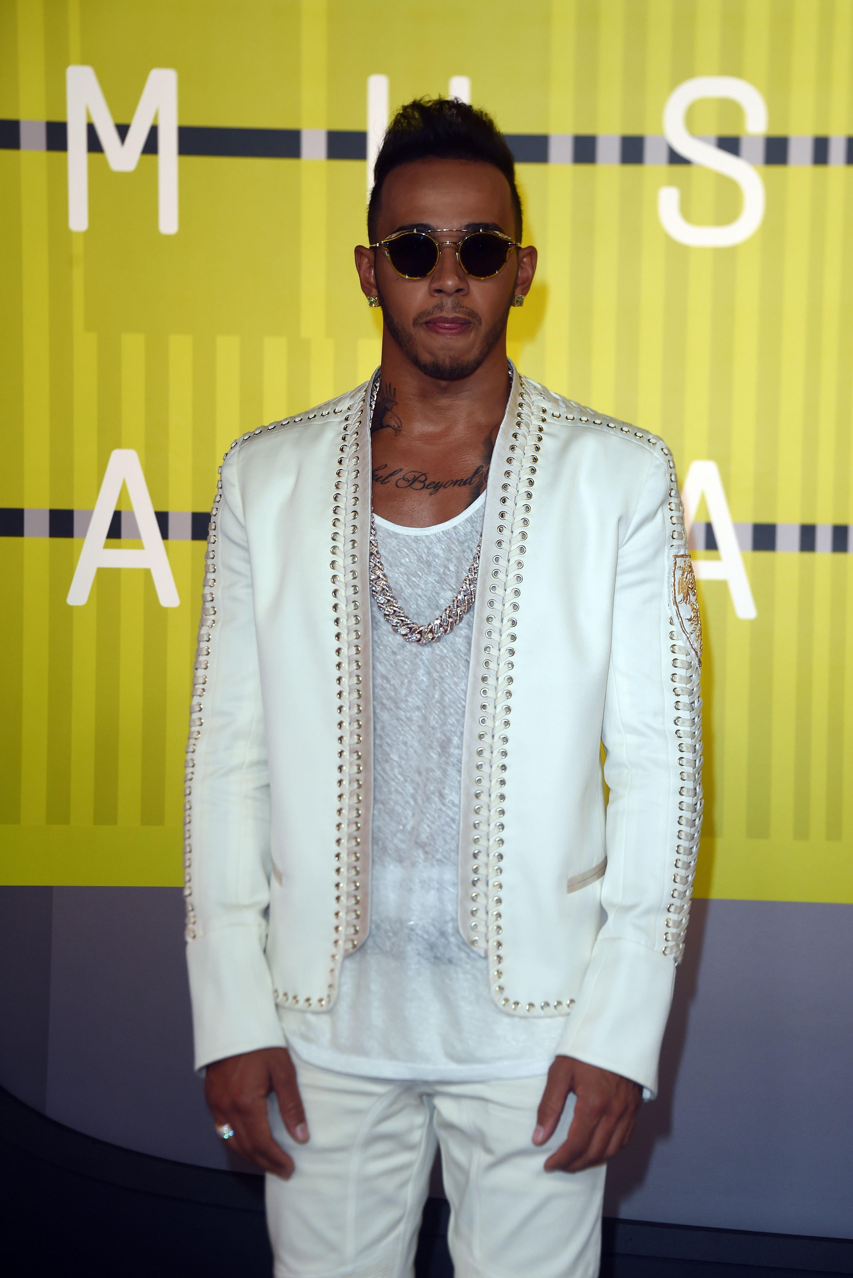 FEST I HVITT: Lewis Hamilton i helhvitt antrekk og kraftig kjede på MTV Video Music Awards i 2015. 