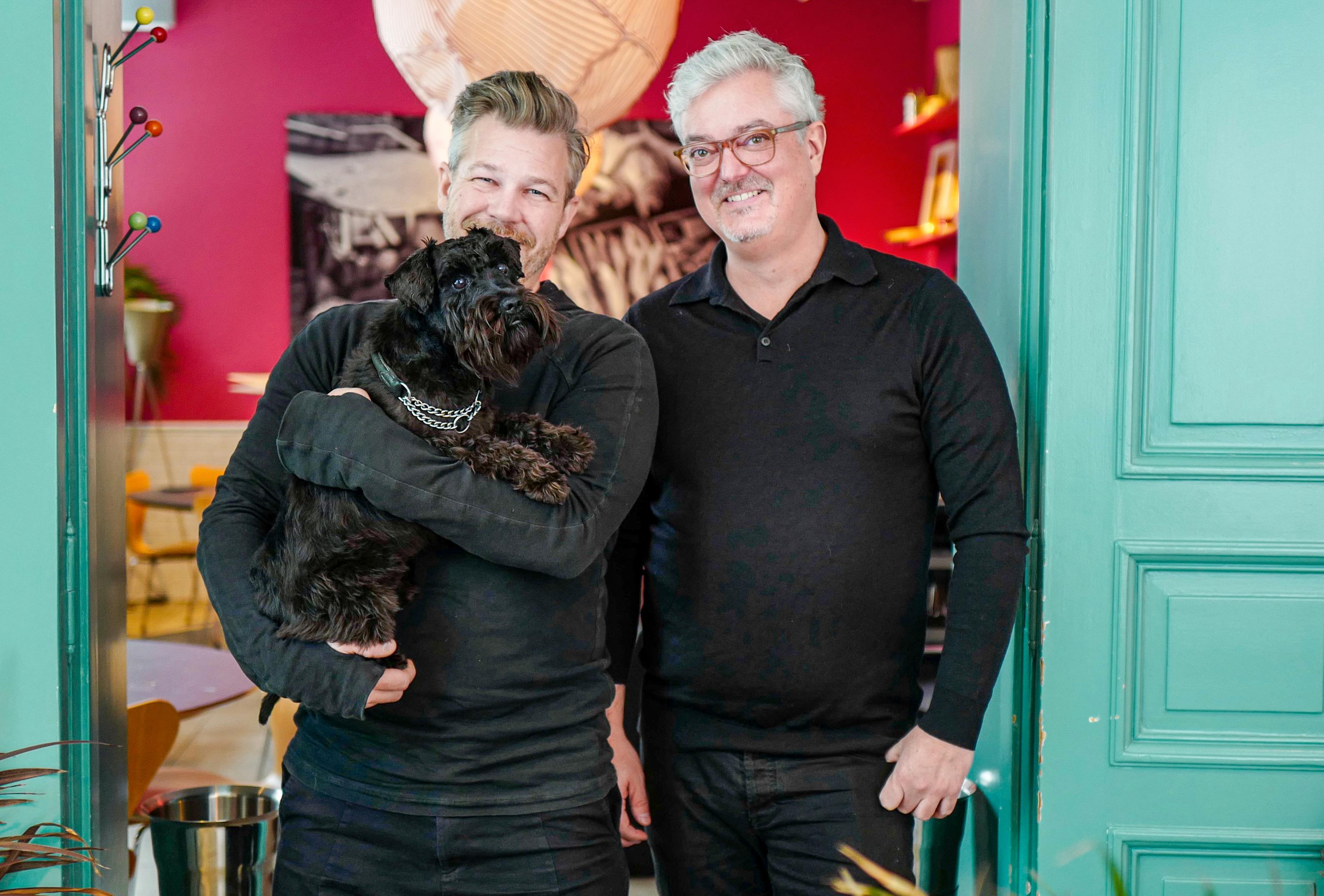 DUO: Da Terje Ommundsen (t. v.) og Tony Pedersen møttes på byen i 1997, ble det søt musikk. Snart skal de åpne ny restaurant på Sommero i Oslo. Her med hunden Oscar.