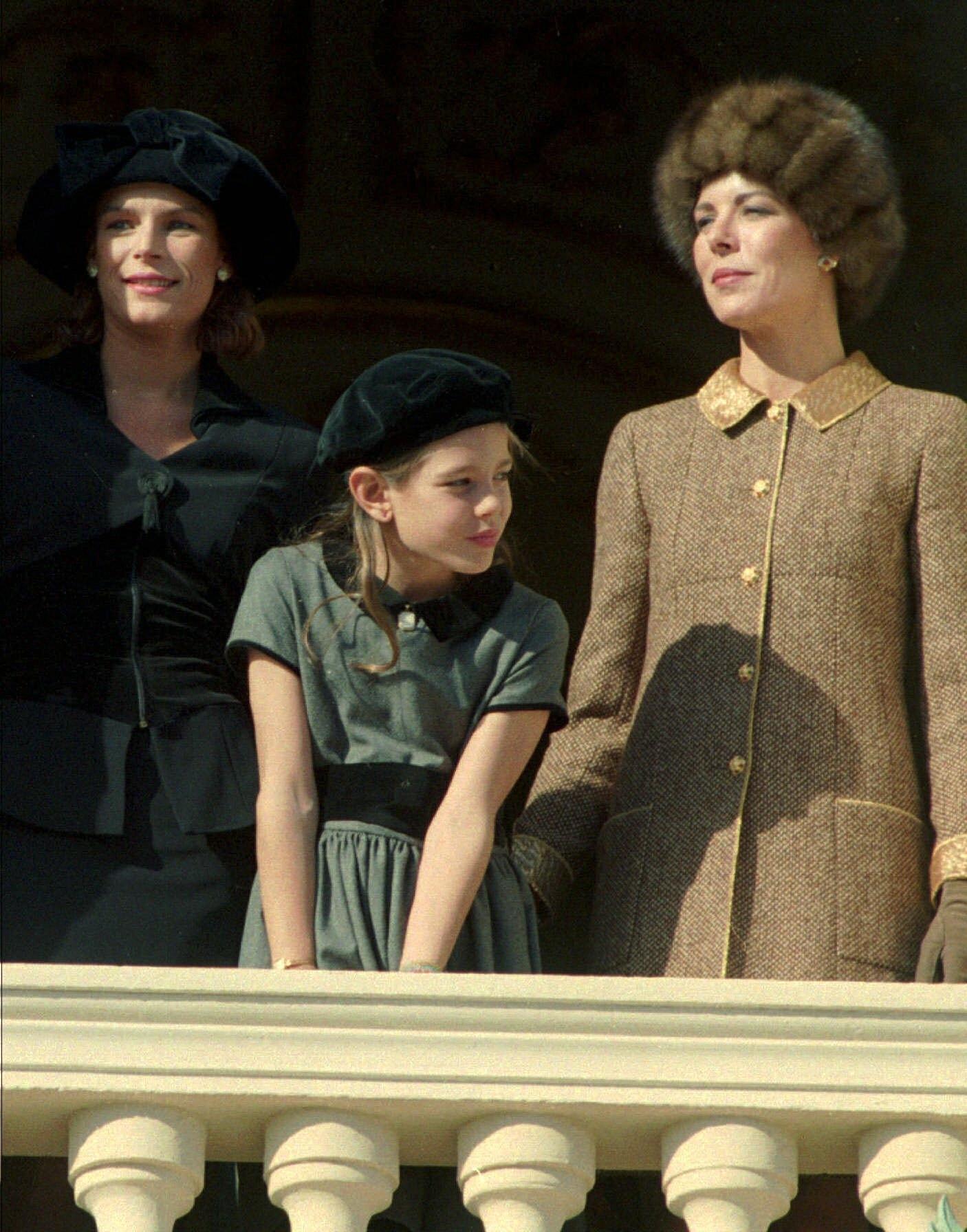 Charlotte (10) sammen med sin tante, prinsesse Stephanie, til venstre, og mor prinsesse Caroline av Monaco til høyre i 1996. 