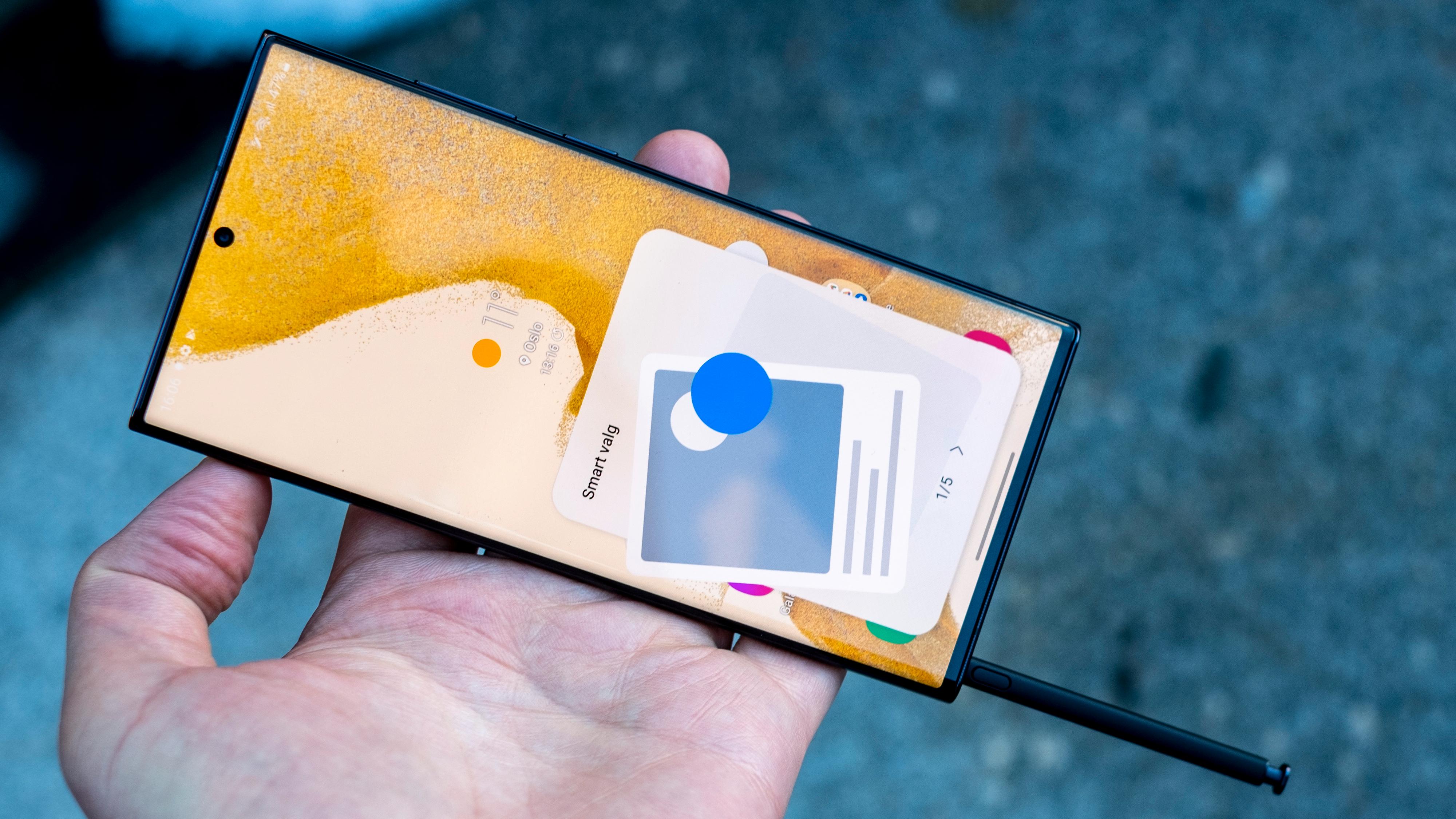 S22 Ultra er den første Galaxy S-telefonen innebygget digital penn, slik Galaxy Note-modellene pleide å ha.