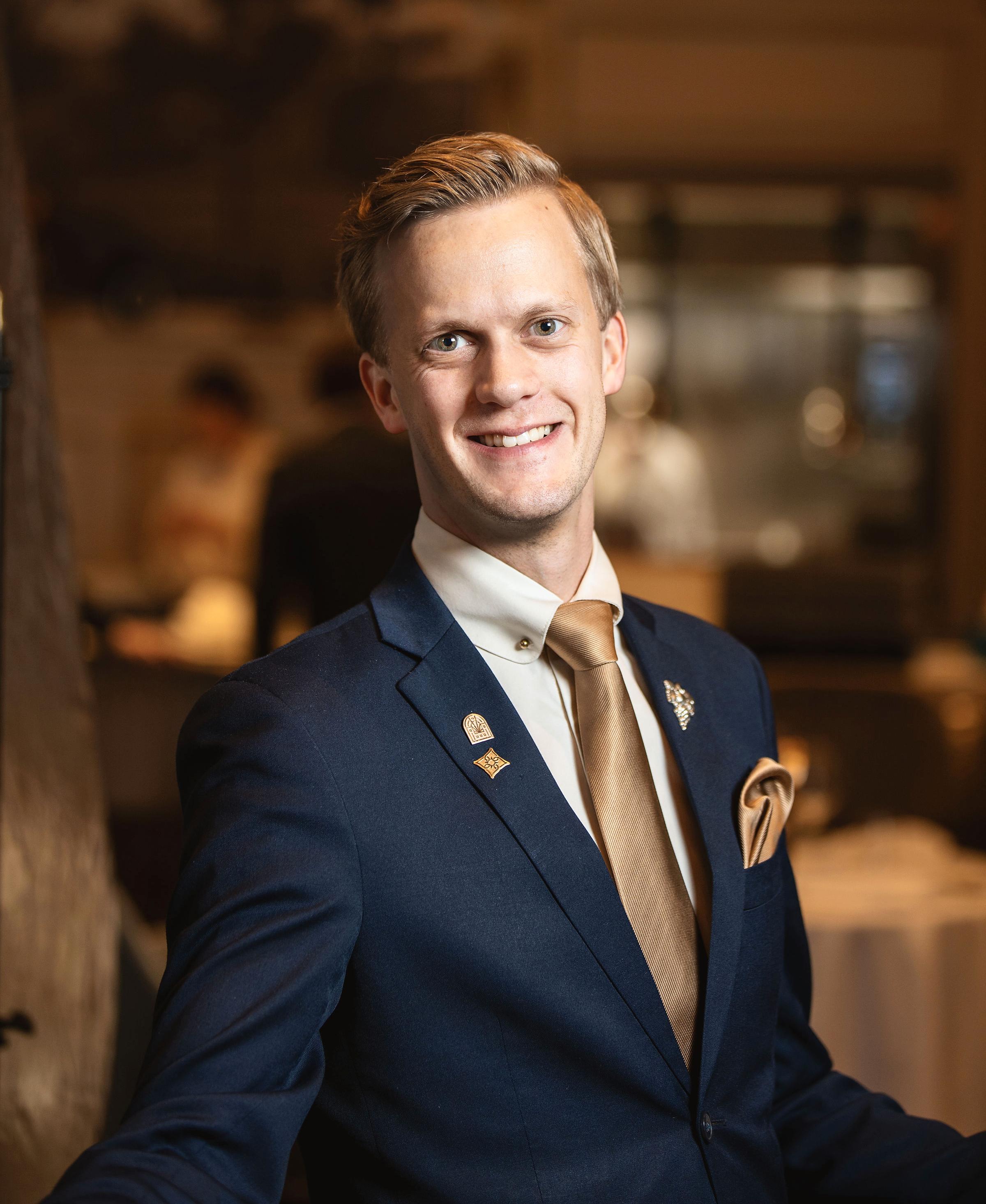 Henrik Dahl Jahnsen har fått flere utmerkelser for sin vin-kunnskap, i 2021 fikk han Michelin-guidens Sommelier Award for Norden. Han er vinansvarlig ved Britannia Hotel.