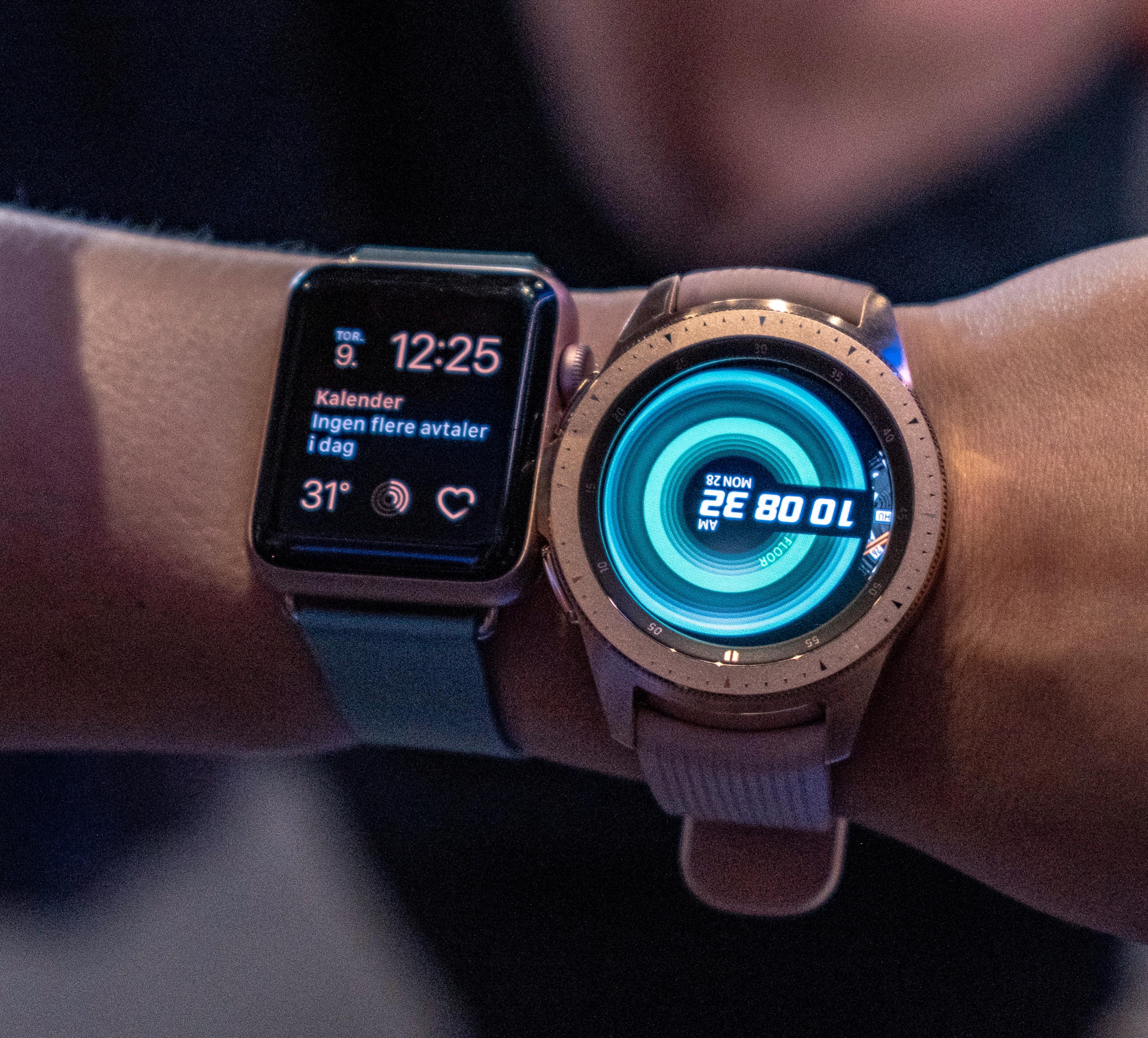 Apple Watch i minste utgave ved siden av sitt motstykke i Galaxy-leiren. Sistnevnte har mye lenger batteritid.