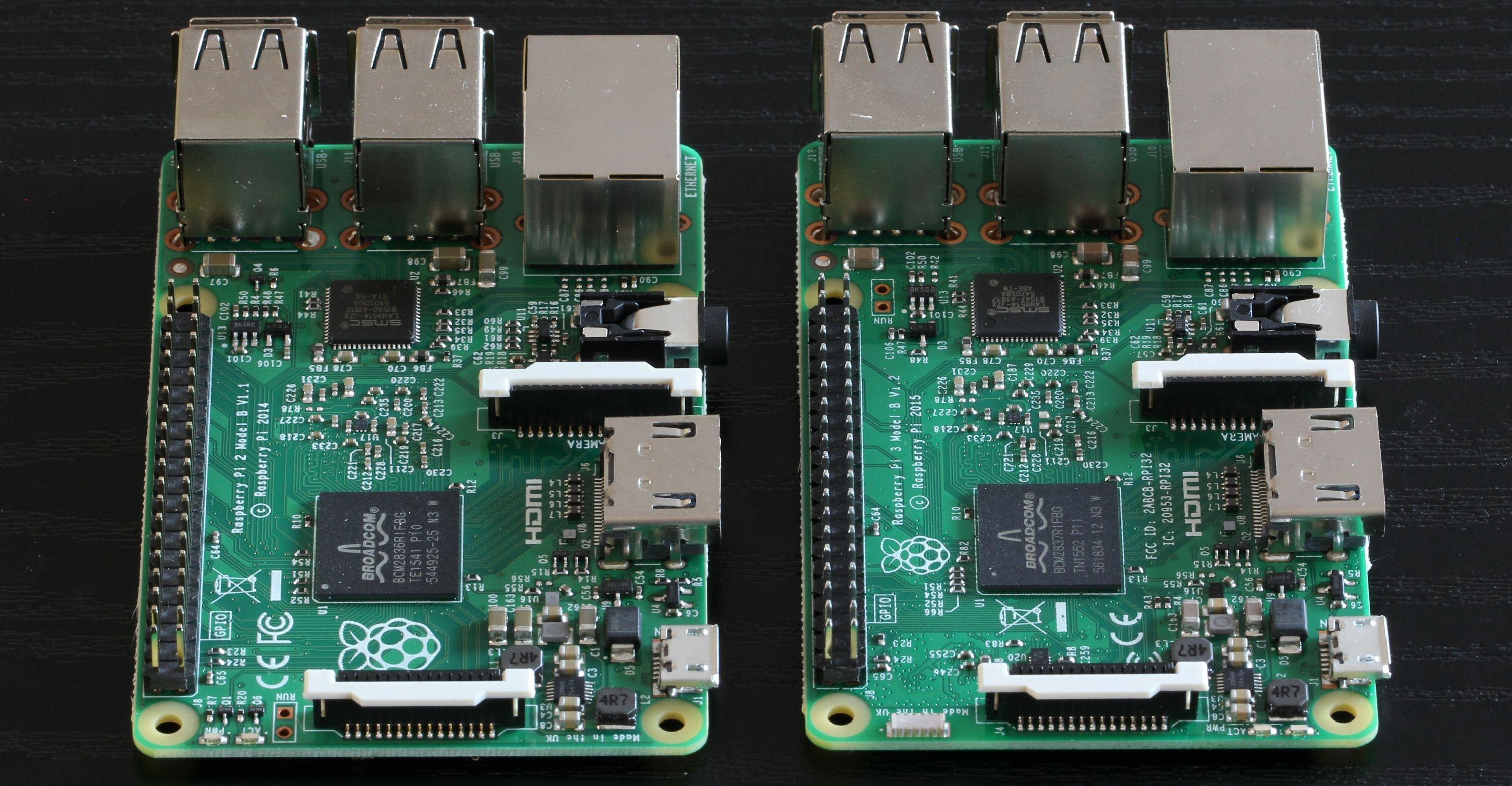 Ved første øyekast ser Raspberry Pi 2 til venstre og Pi 3 til høyre ganske så identiske ut, men det er noen forskjeller i elektronikken.