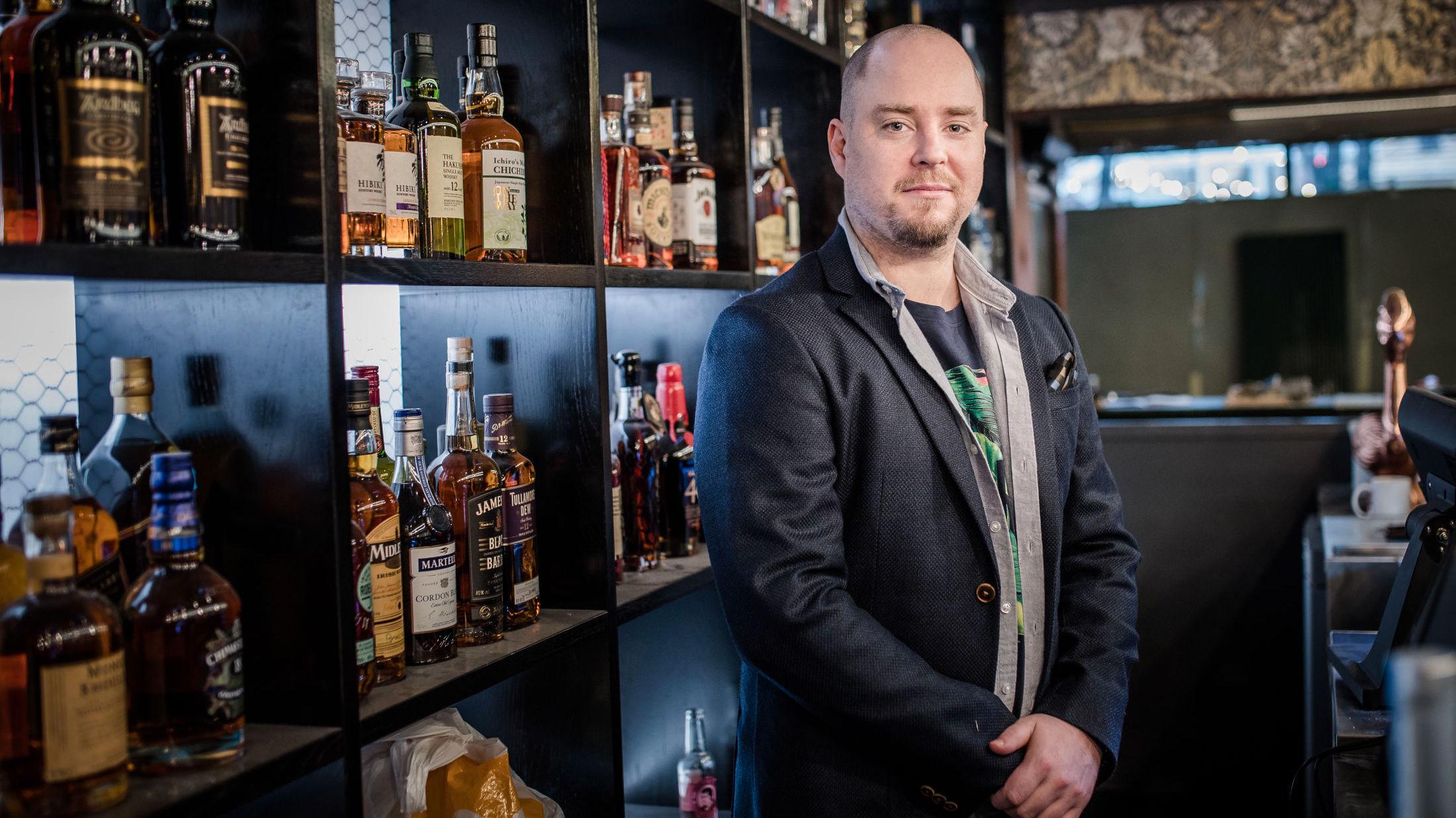 NY BAR: Chris Grøtvedt åpner ny bar. Målet hans er å åpne et sted hvor alle føler seg hjemme. Foto: Odin Jæger/VG
