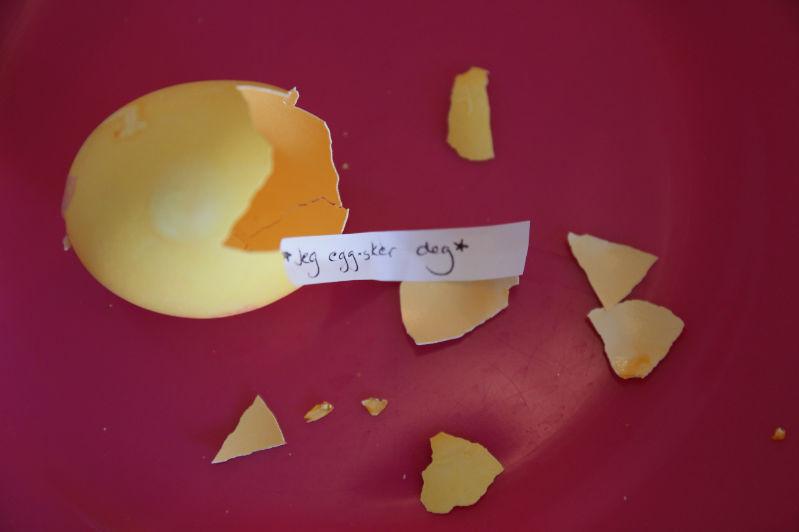 HYGGELIGE HILSENER: Skriv en morsom melding på en liten papirlapp og skyv det inn i egget. Plasser dem tilfeldig i eggeglass til frokosten for å overraske familien. Foto: SusanneKaluza.com