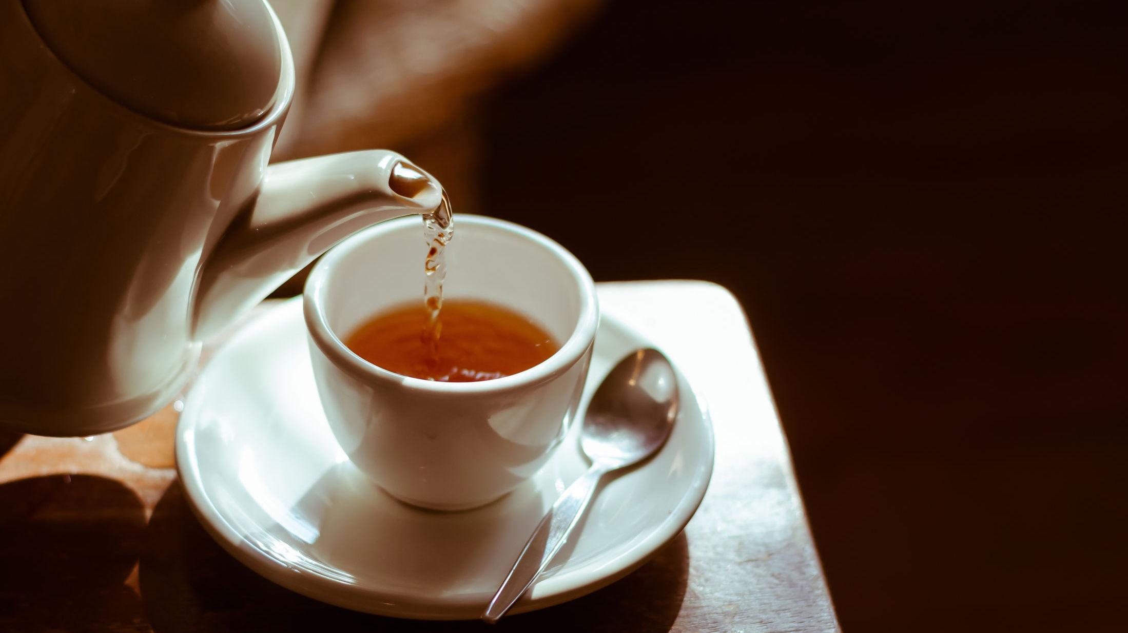 EN KOPP TE: Det finnes mange te-typer, og for å få mest mulig ut av smakene er det ikke bare å helle i te og vann. Foto: Shutterstock / NTB scanpix