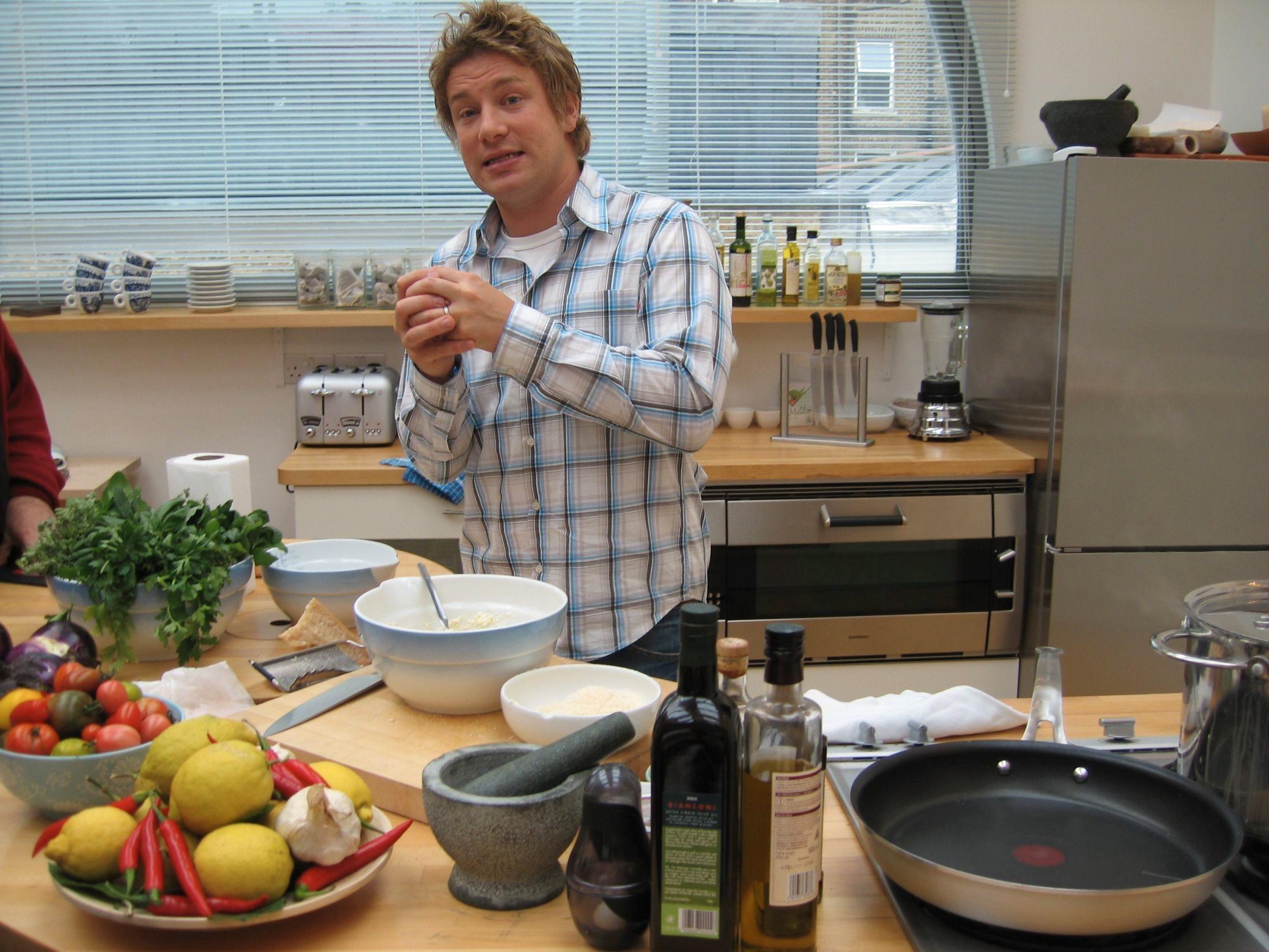 UNG I STARTEN: Jamie Oliver, i dag en av verdens mest kjente kokker, startet TV-karrieren som 23-åring. Her i 2005. Foto: Morten Stokstad/VG