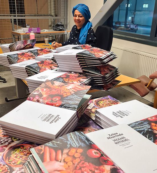 Efter fyra dagar har populära Zeina Mourtada signerat tio lastpallar böcker och förbrukat 35 pennor.