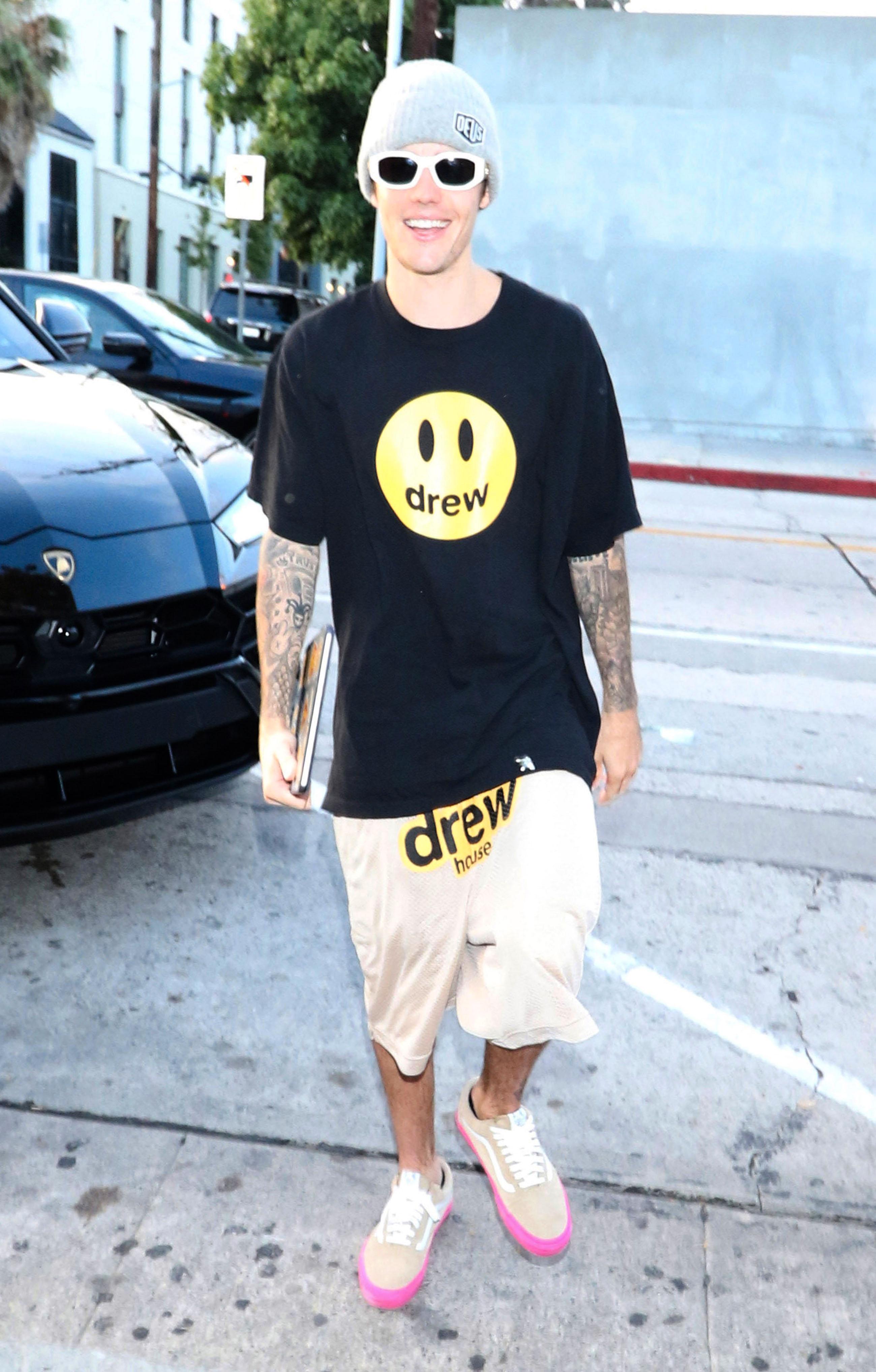 EGET MERKE: Justin Bieber tusler rundt i West Hollywood iført klær fra Drew House.
