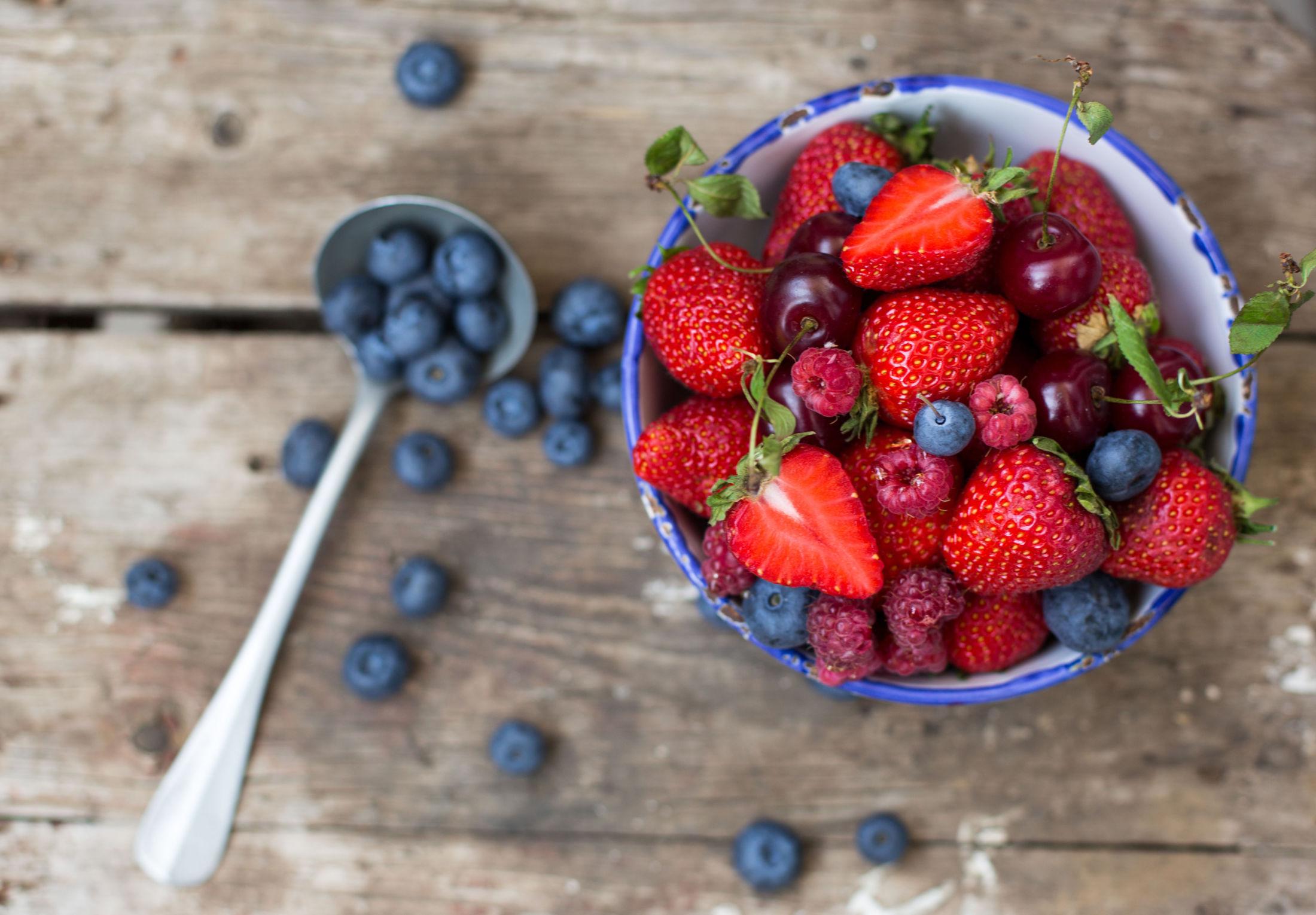 BRA FOR HUDEN: Spis mat med mye antioksidanter, som for eksempel bær. Foto: Getty Images