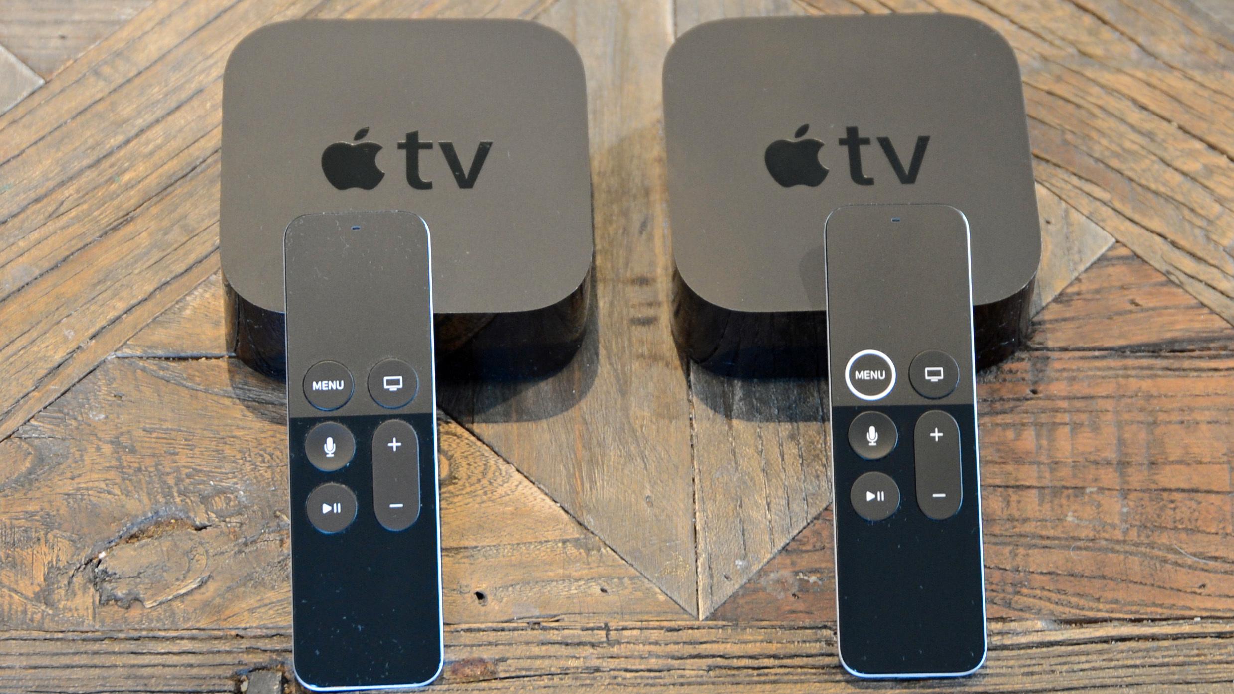 Den fjerde- og femte-generasjonen Apple TV er like å se på fra utsiden. Den nye er til høyre, og legg merke til ringen rundt meny-knappen på fjernkontrollen.