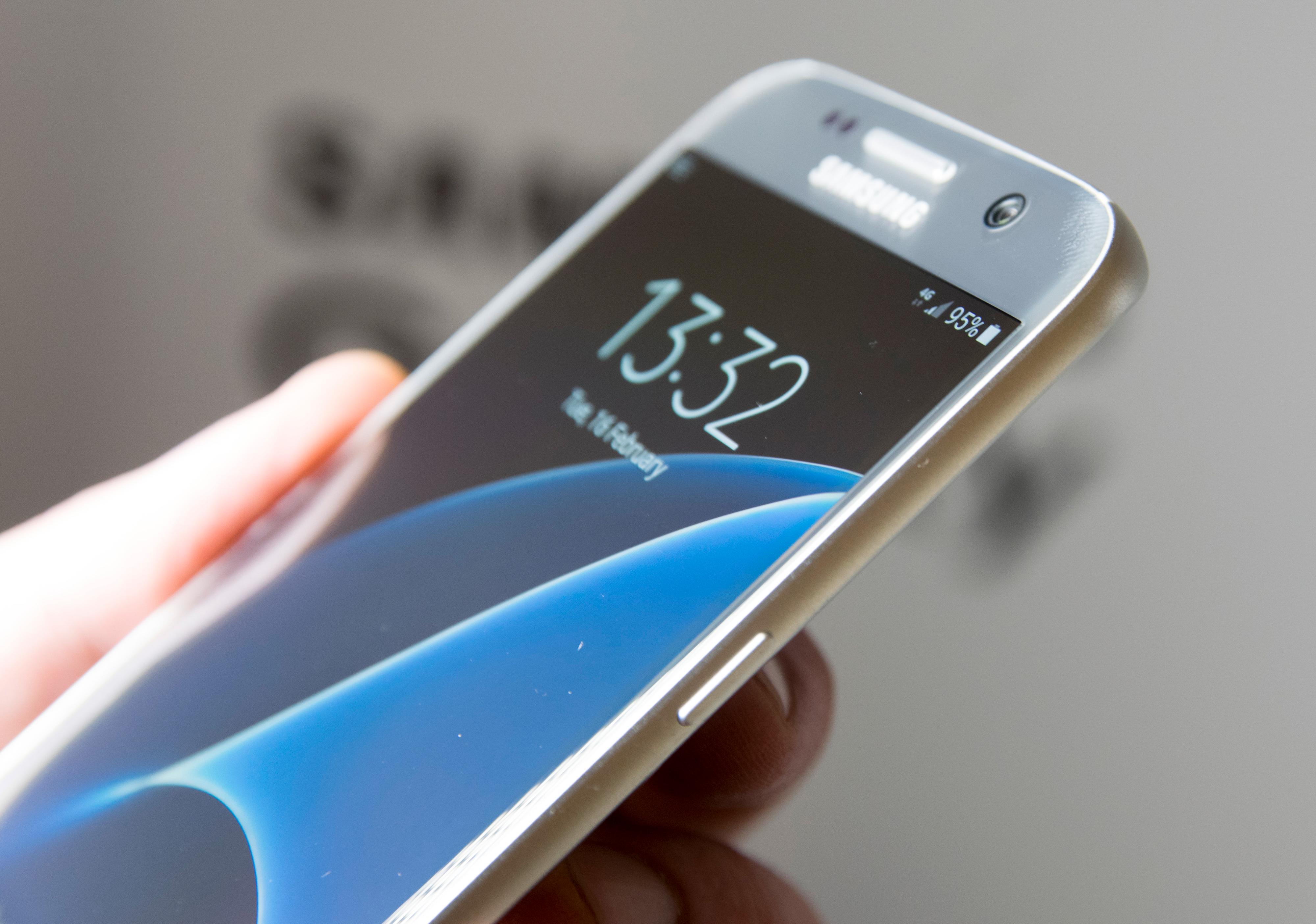 En flat utgave av Galaxy S7 kommer også. Den har litt mindre skjerm, men deler ellers spesifikasjoner med Edge-utgaven.