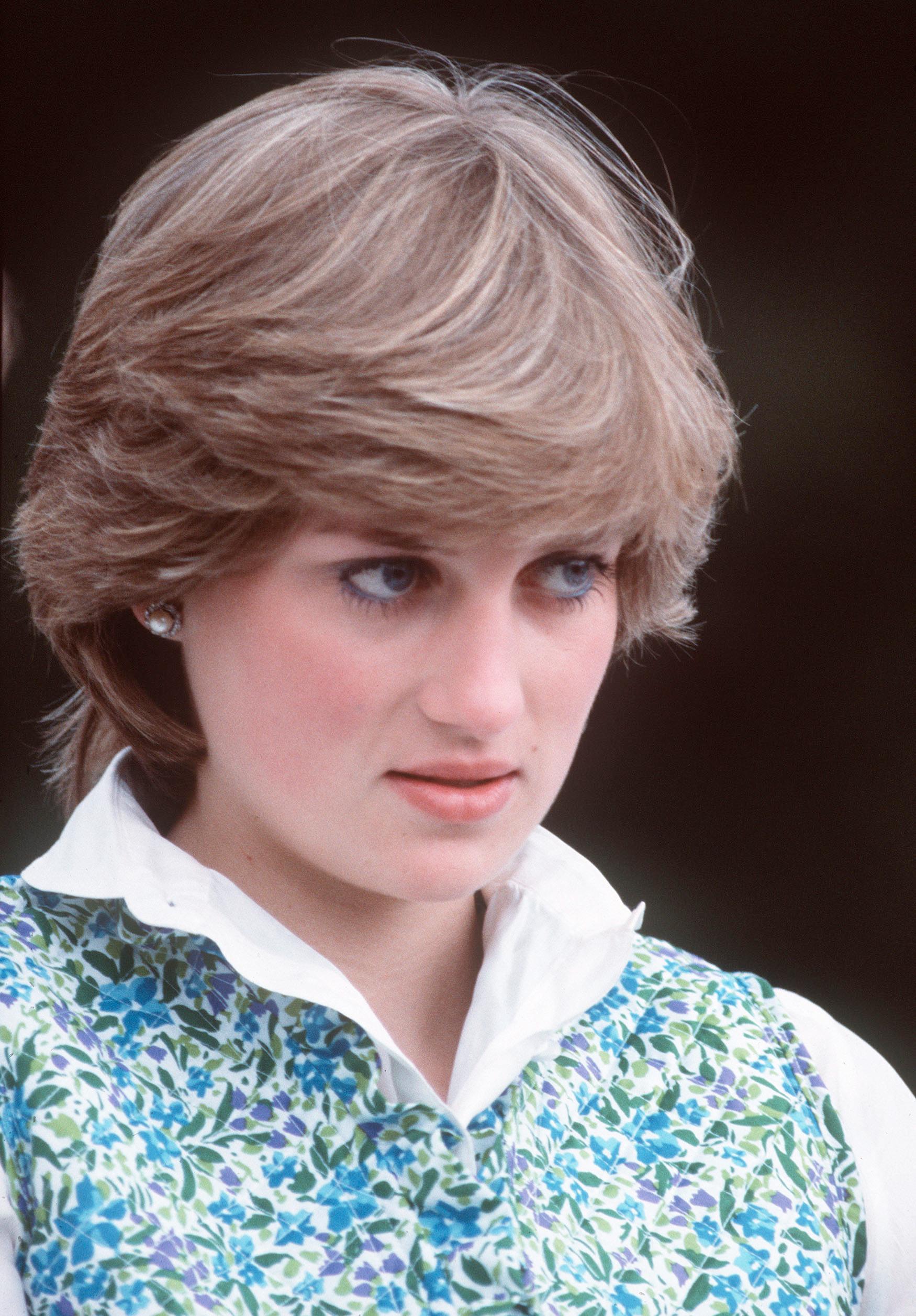 1981: Diana Frances Spencer møtte offentligheten som en ung, uskyldig og søt 19-åring, som snart skulle tre inn i de kongelige rekker. Med store perleøredobber, perlesmykker, pologensere, skjerf i halsen og klassiske skjorter fremsto Diana først som «preppy» og beskjeden.