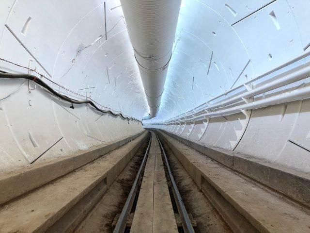 The Boring Companys tunnel har halvparten av diameteren til vanlige tunneler, noe som kutter kostnadene med 3–4 ganger, ifølge Musk.