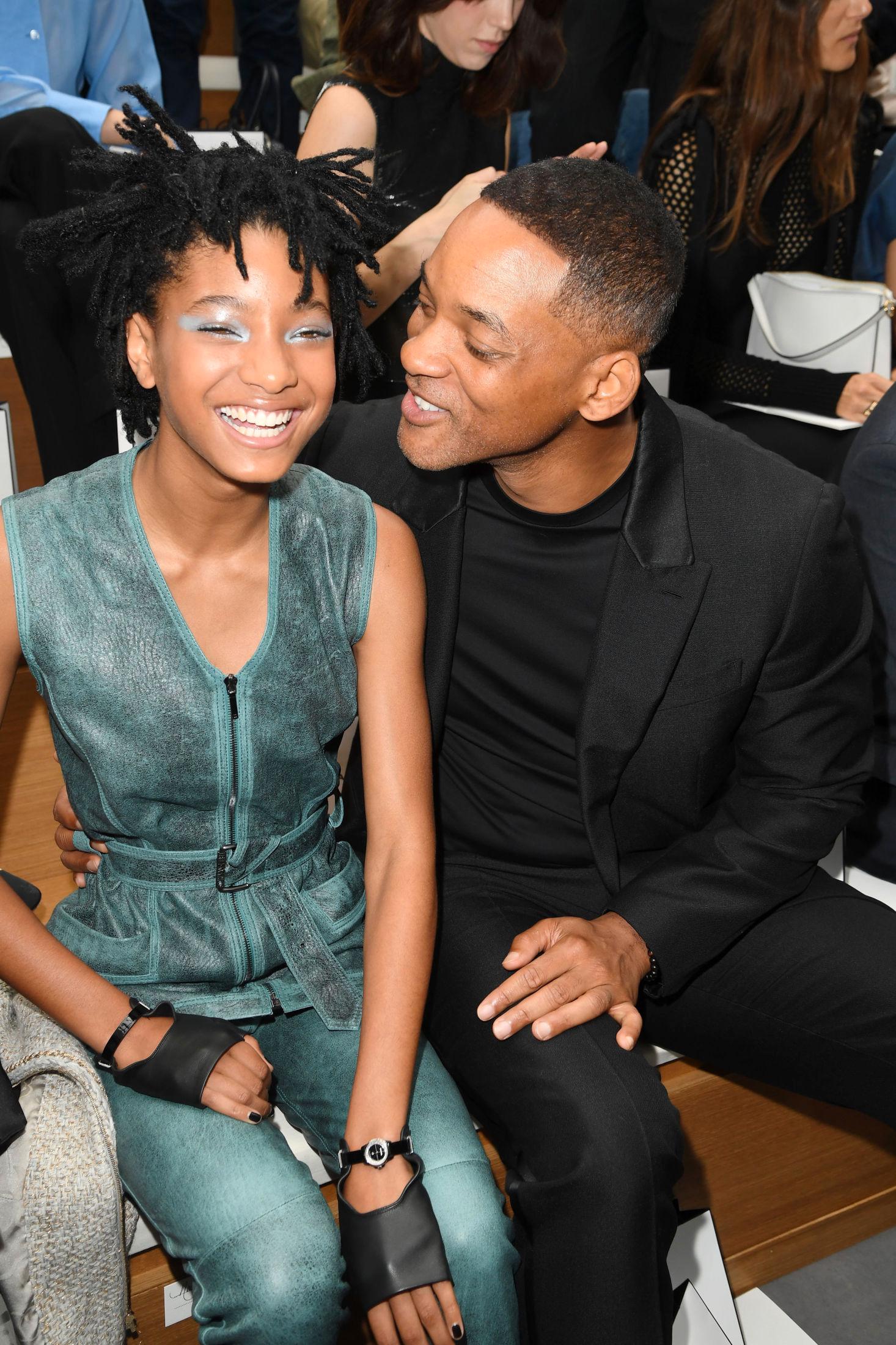 På første rad: Willow og Will Smith så ut til å kose seg på Chanel-visningen. Foto: Getty Images