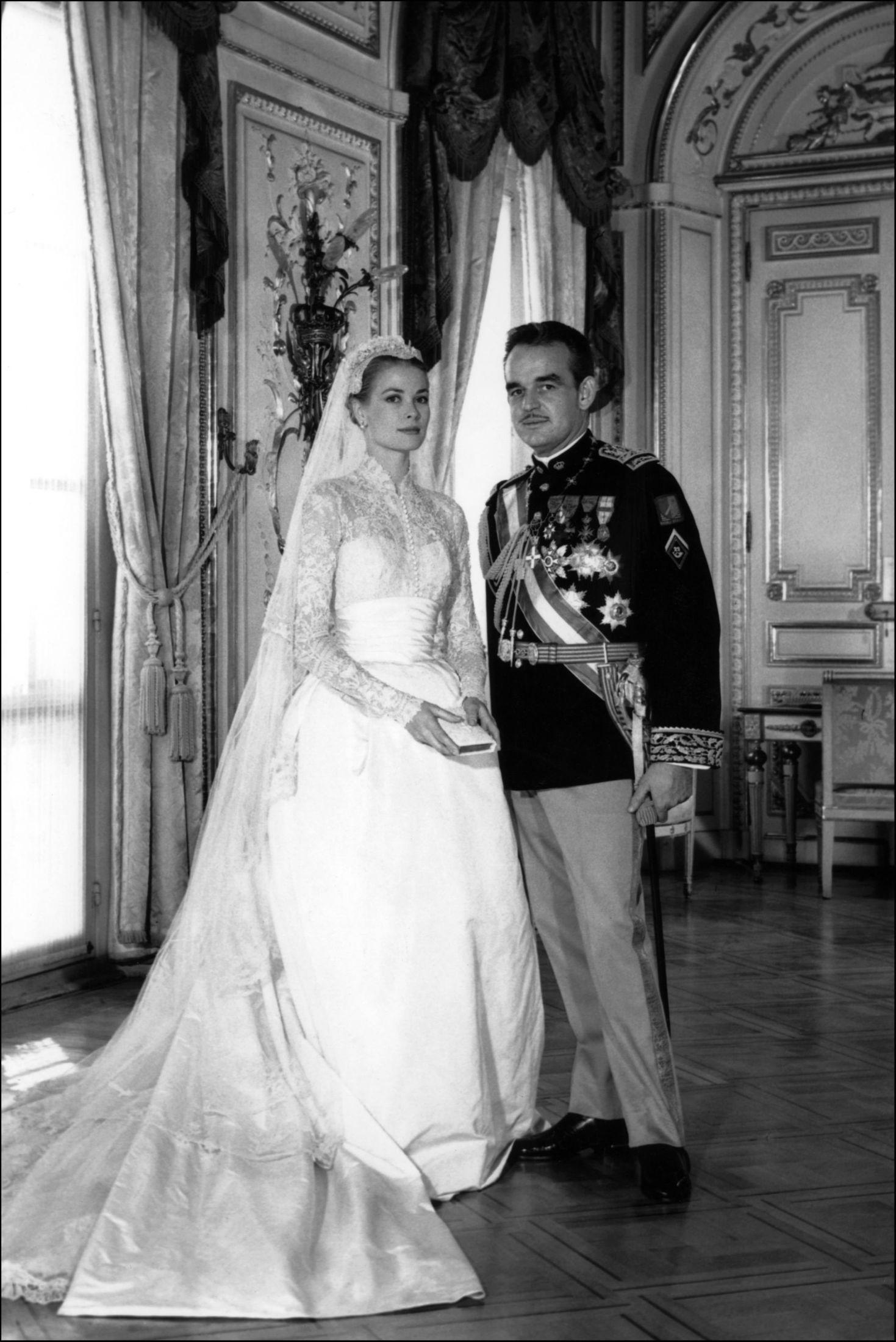 IKONISK: Den amerikanske skuespilleren Grace Kelly (prinsesse Grace) hadde en av tidenes mest ikoniske brudekjoler. Foto: AFP.