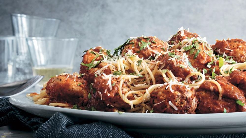 Italienska kycklingbullar med tomatsås och spaghetti