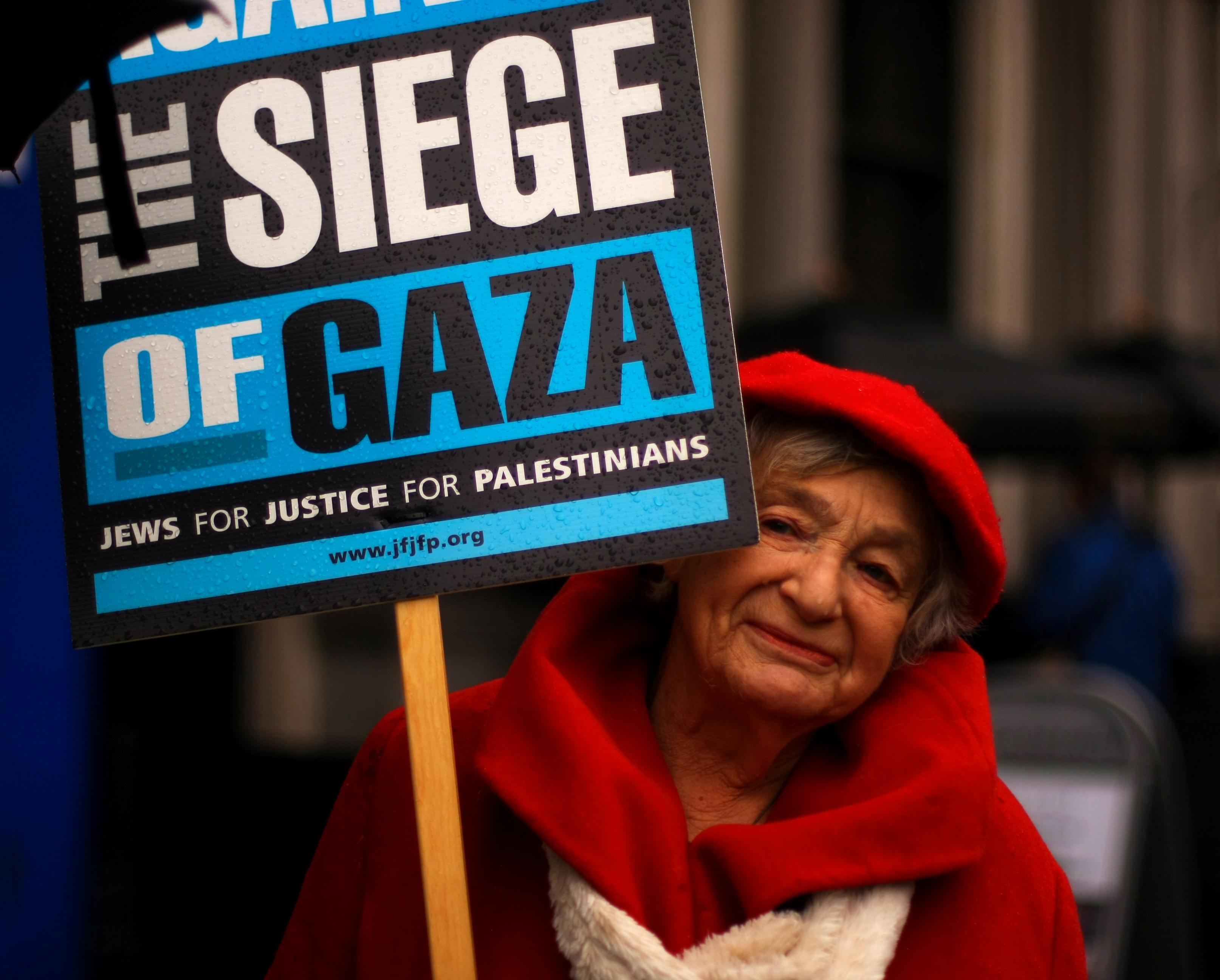 "Jews against the siege of Gaza" - denne søte gamle damen fant jeg på demonstrasjon i London i november 2012. Bildet er kanskje ikke et mesterverk, men motivet er spennende likevel. Uten øyekontakt hadde det ikke vært noe å se to ganger på.Foto: Hanna Magnussen Krogvold