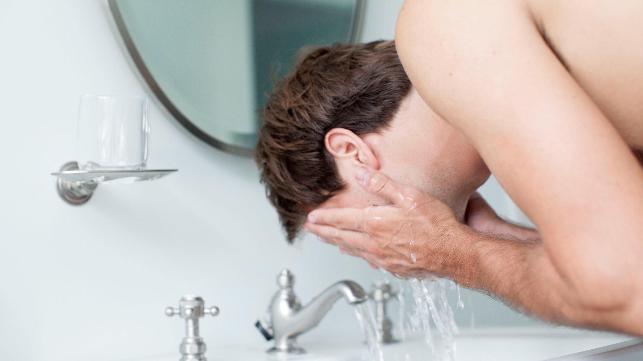 HOLD MASKEN: En god ansiktsvask og de riktige groomingproduktene holder huden ren og frisk høsten gjennom. Foto: Getty Images