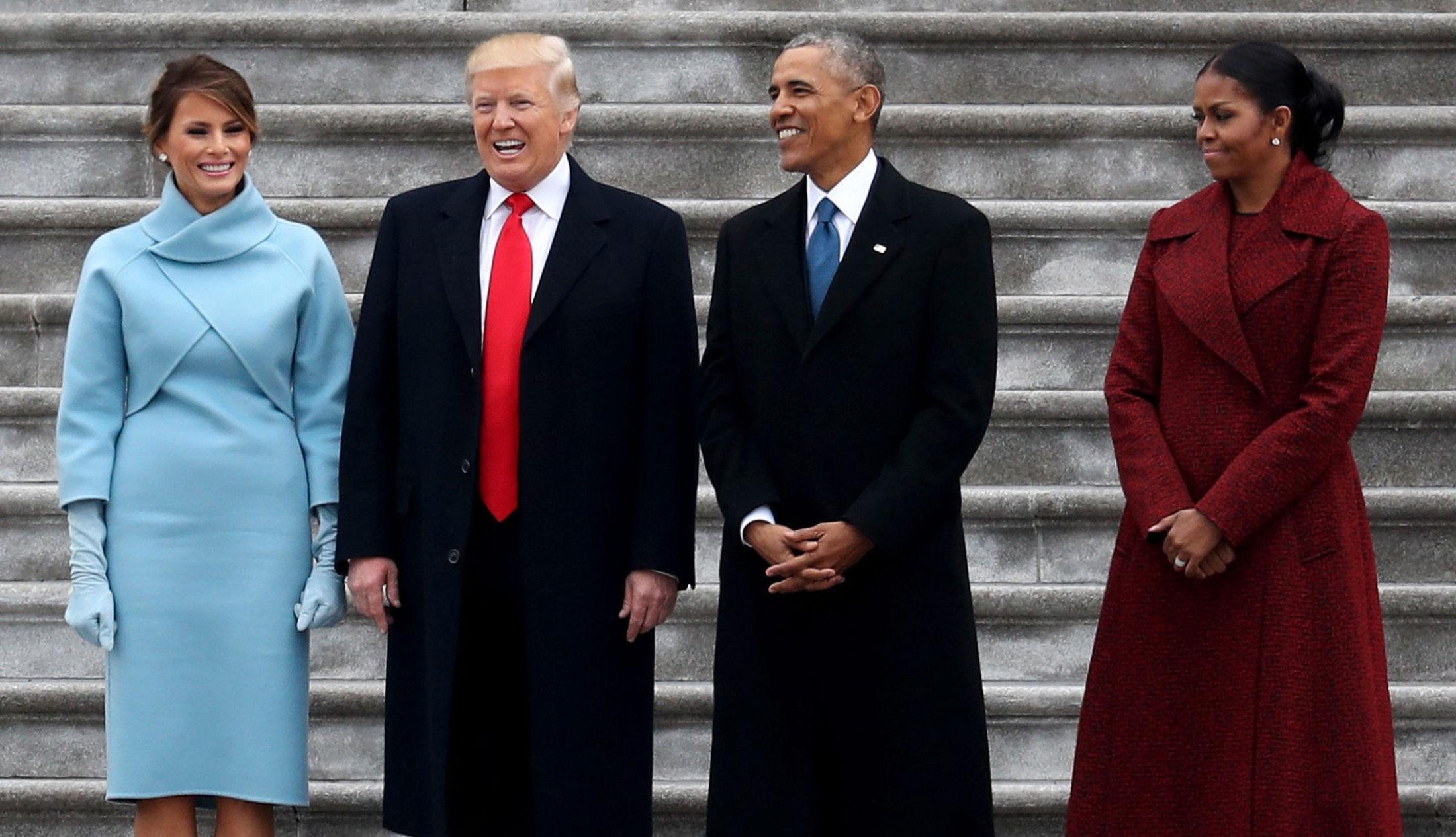 TAR OVER: Donald og Melania Trump sammen med det tidligere presidentparet Barack og Michelle Obama i trappen på Capitol Hill i dag. Foto: REUTERS/Rob Carr/Pool