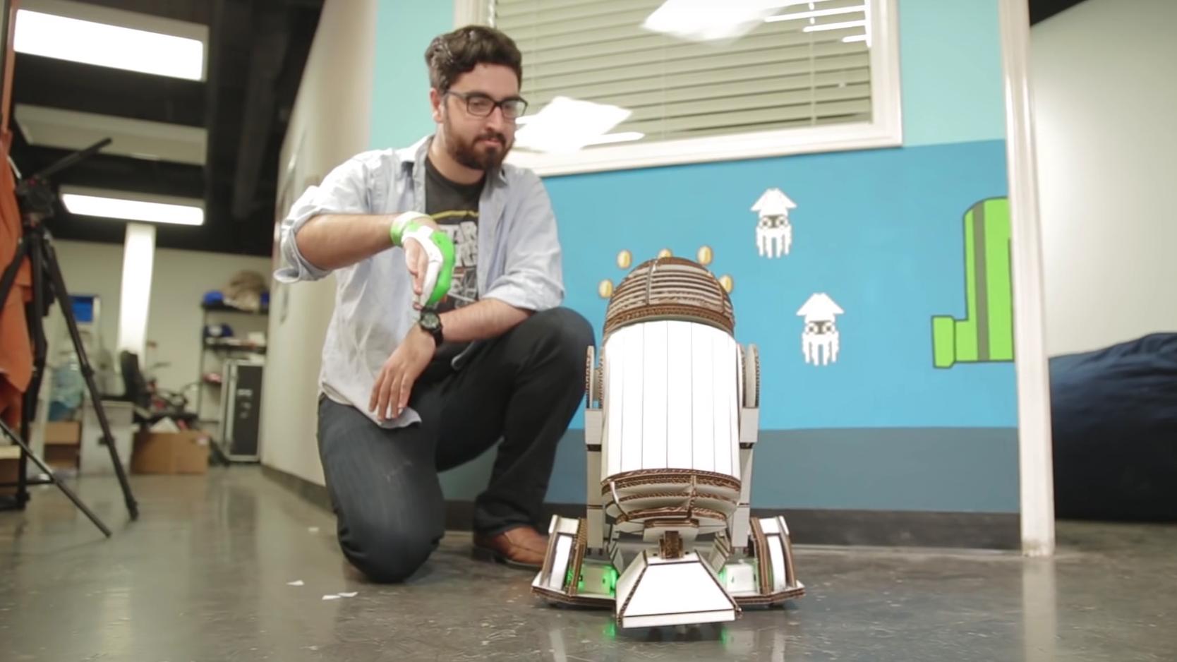 Snart kan du bygge din egen robot og styre den med en hanske