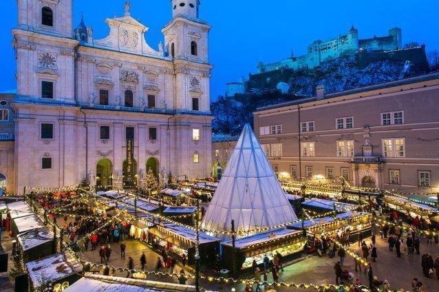GLADE JUL: I Mellom-Europa har de lange tradisjoner med julemarkeder - her er det Salzburgs befolkning som kommer i julestemning. Foto: Østerrikes Turistkontor.