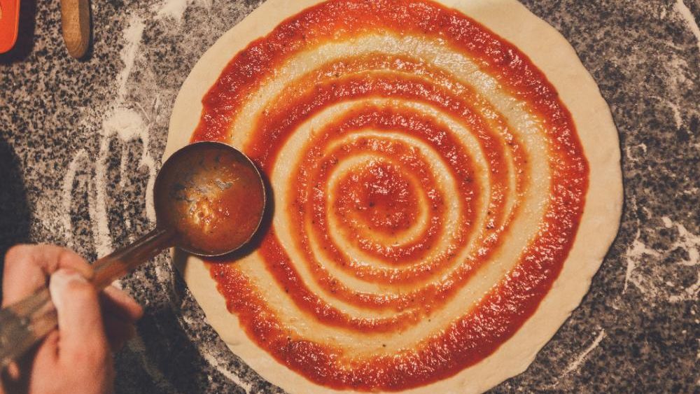 Så gör du äkta italiensk tomatsås till pizza