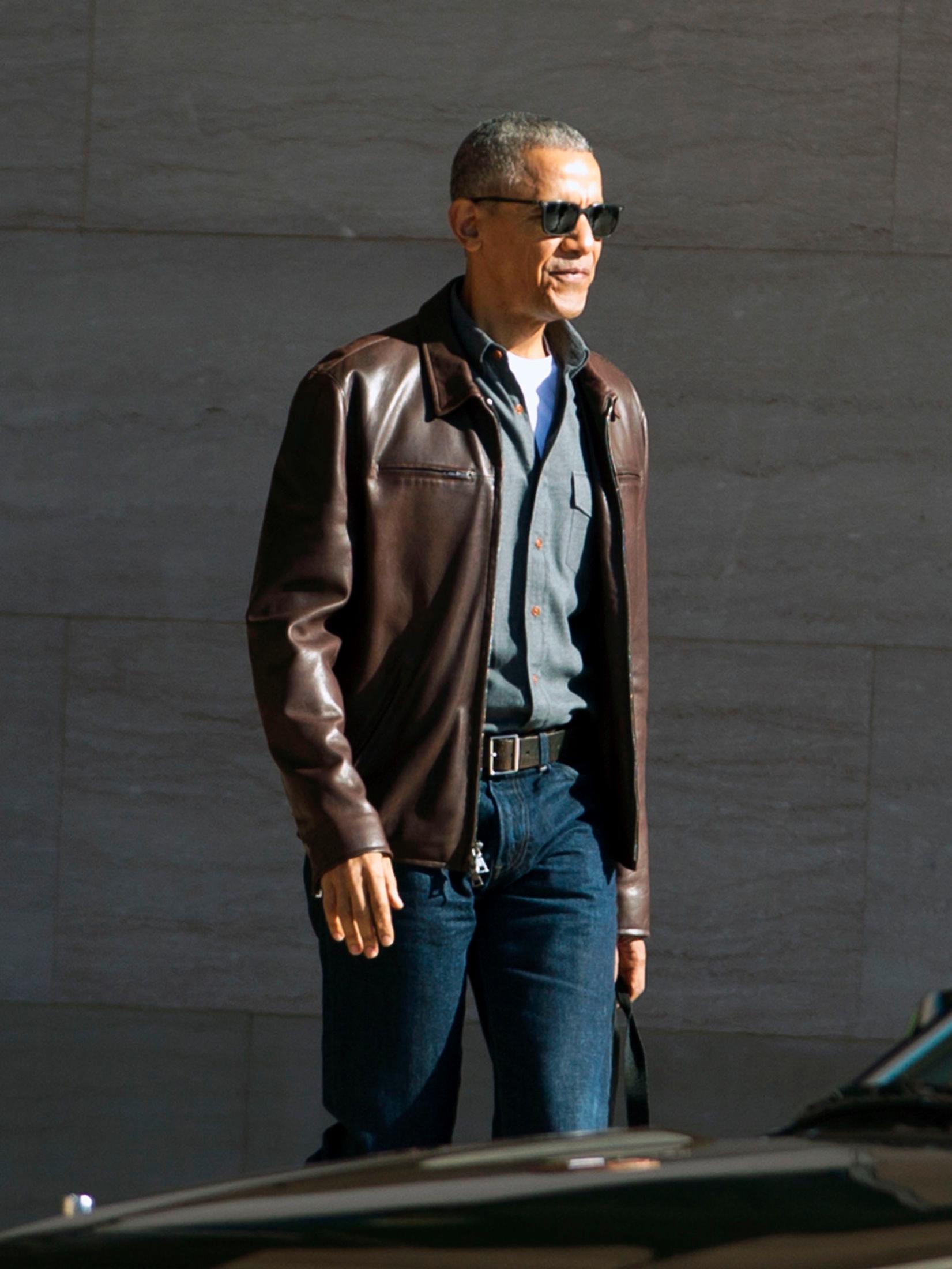 MR. PRESIDENT: Tidligere USA-president Barack Obama i forbindelse med et besøk til nasjonalgalleriet i Washington i 2017, for anledningen iført blå jeans og en brun skinnjakke. Foto: Jose Luis Magana, AP / NTB Scanpix