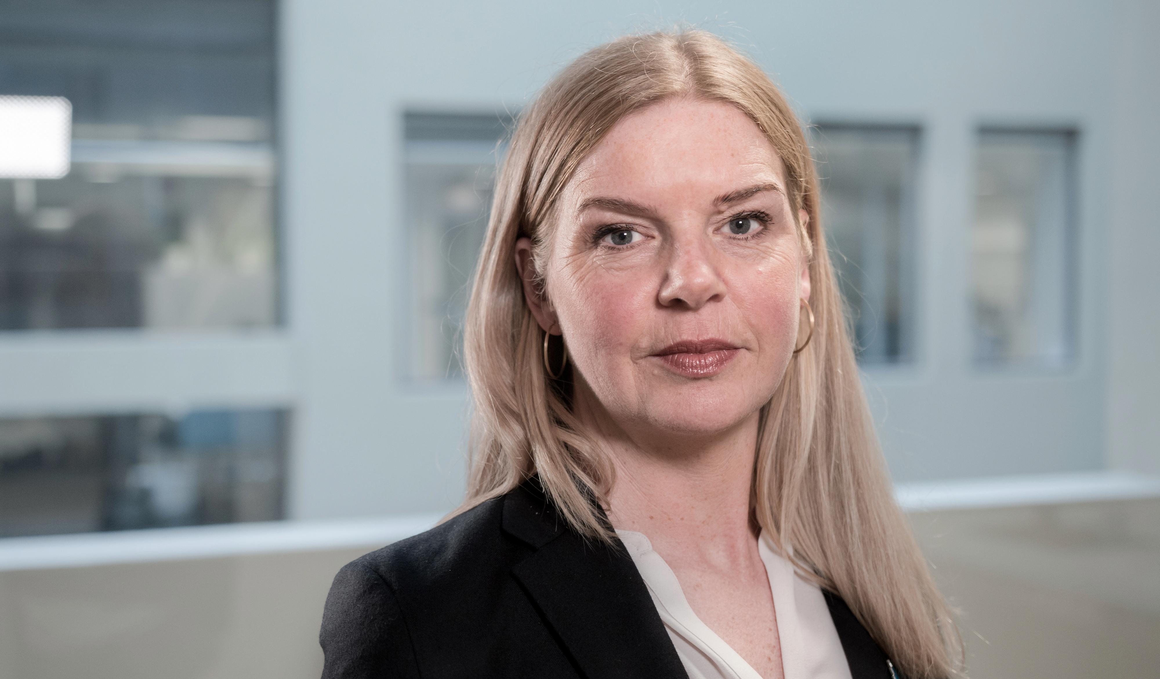 Pia Cecilie Høst, leder for forbrukerdialog hos Forbrukerrådet, sier det fortsatt er for tidlig å si hva slags konsekvenser bruddet vil ha for norske Huawei-brukere.