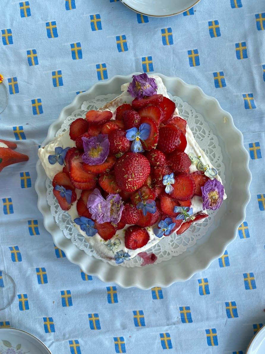 FRISTENDE: Et klart sommertegn er lukten av blomster og smaken av jordbær. Hva med å kombinere de to? 