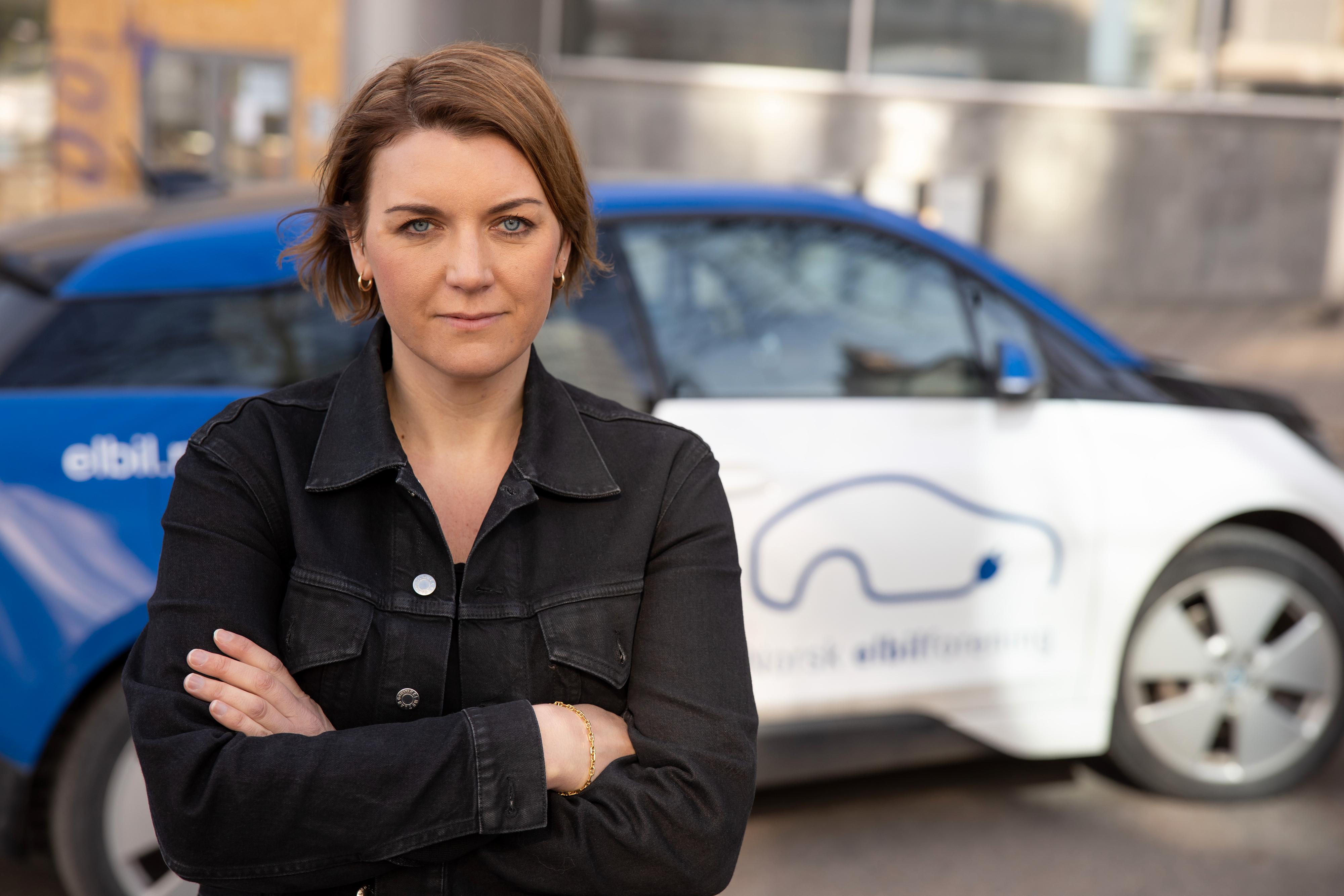 Elbilforeningens generalsekretær Christina Bu er glad for Møllers elbilambisjoner, men etterlyser større satsing på elektriske varebiler. 