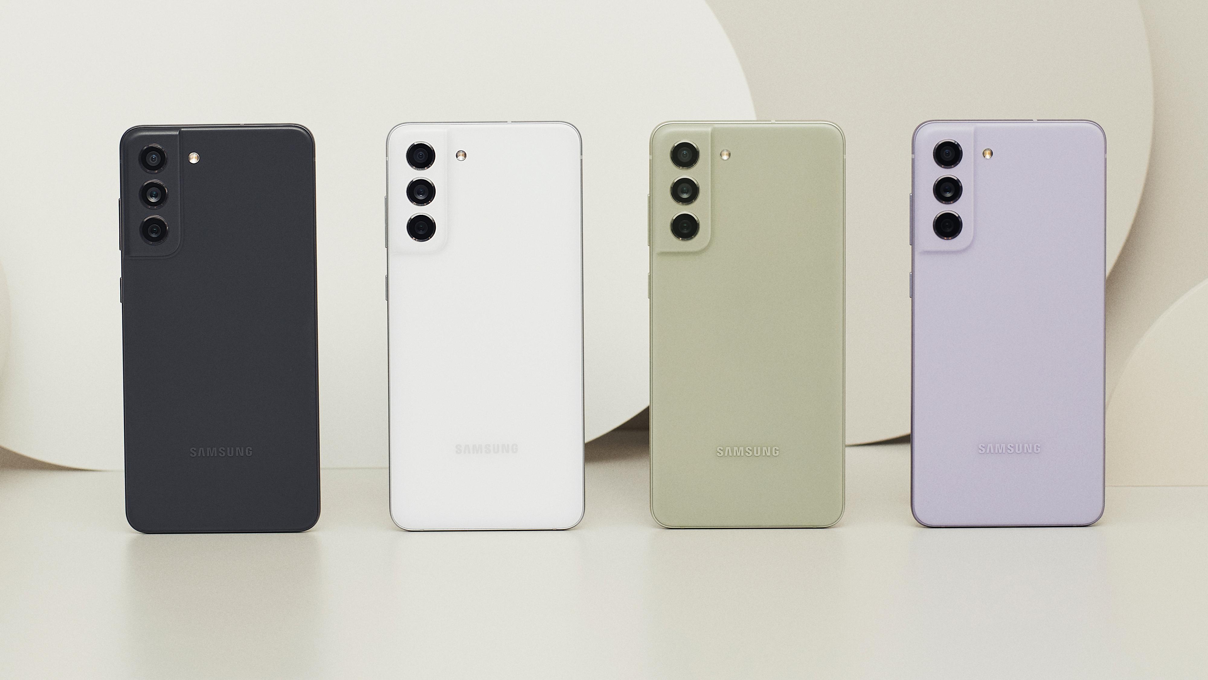 Dette er de fire fargene Samsung har lansert S21 FE i. Grafitt, hvitt, oliven og lavendel. Sistnevnte har vi sett i Galaxy A-serien før.