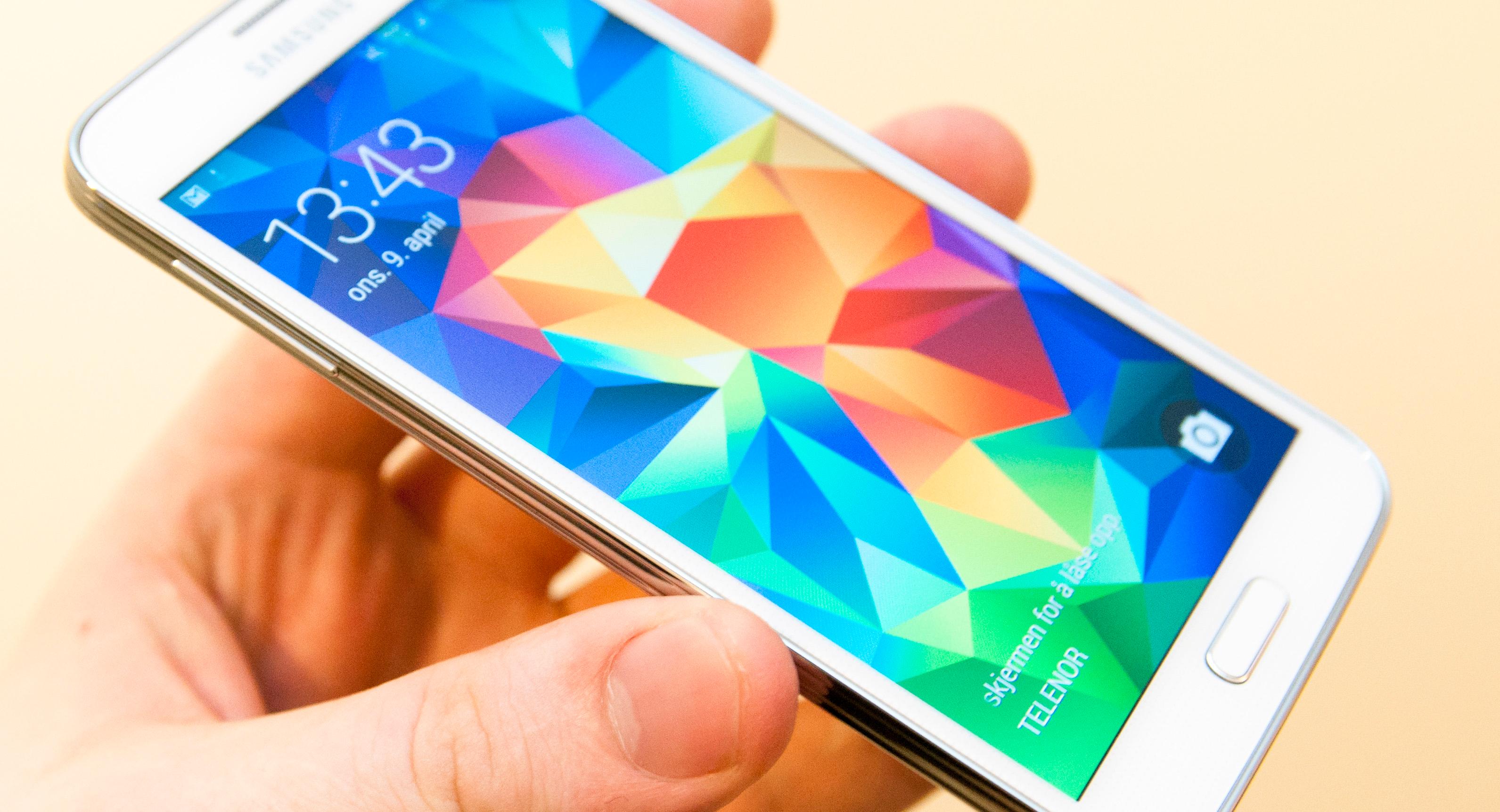 Originalen: Samsung har tatt over betydelige deler av mobilmarkedet med Galaxy-telefonene sine, men får støtt litt pepper for bruken av plast.Foto: Finn Jarle Kvalheim, Amobil.no
