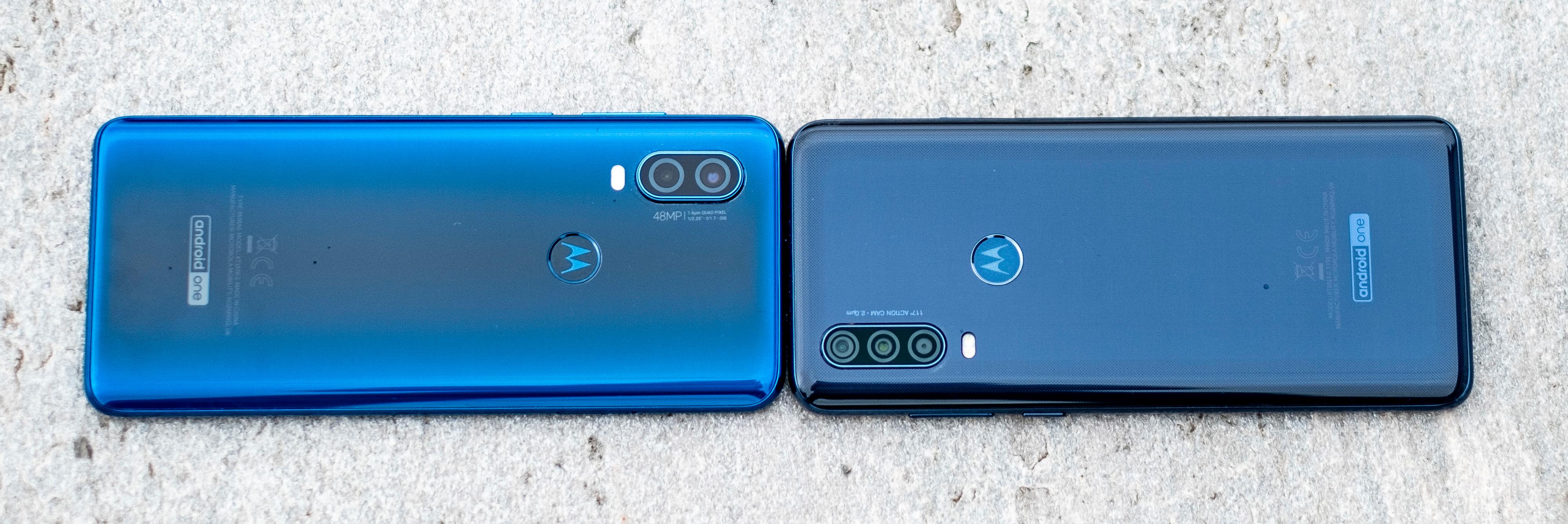 One Vision til venstre har graderte farger på baksiden og kommer i blått og kobber, mens One Action har en nærmest karbonfiberaktig blågrå farge under glasset. Den finnes også i en litt mer konservativ enkel hvit utførelse. Utover fargene er kamerahumpene øverst på telefonene den eneste måten du kan se forskjell.